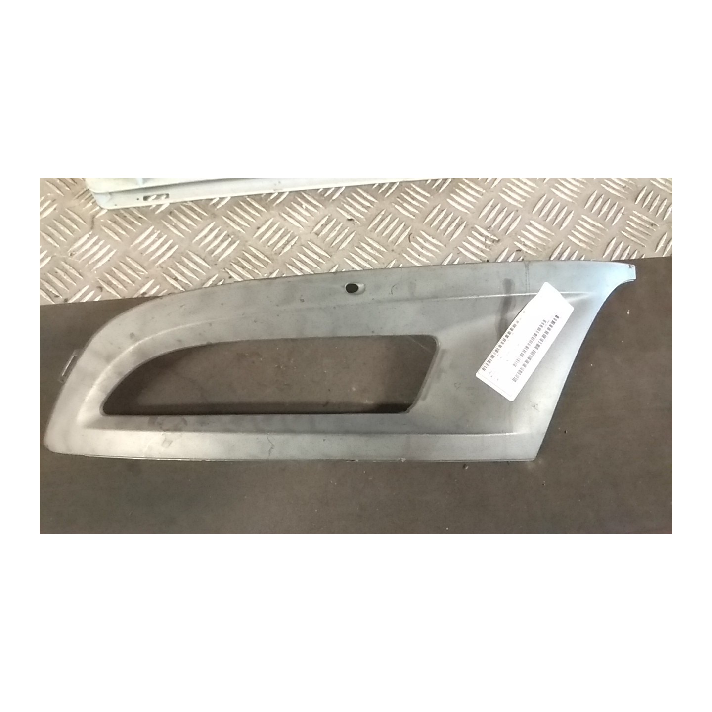 GRIGLIA LAT. PARAURTI ANT. S/FENDINEBBIA SX. 115 VOLKSWAGEN POLO (6R) (05/09-10/14) CGP 6R0853665C9B9