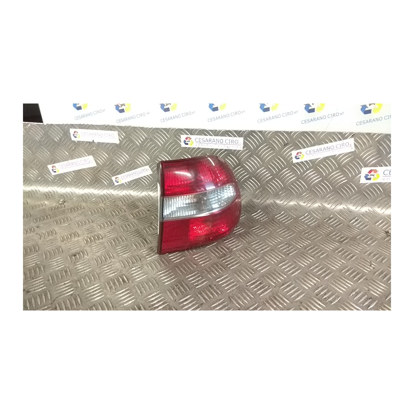 FANALE POST. PARTE EST. DX. 076 VOLVO V40 (04/00-03/04) D4192T3 30621888