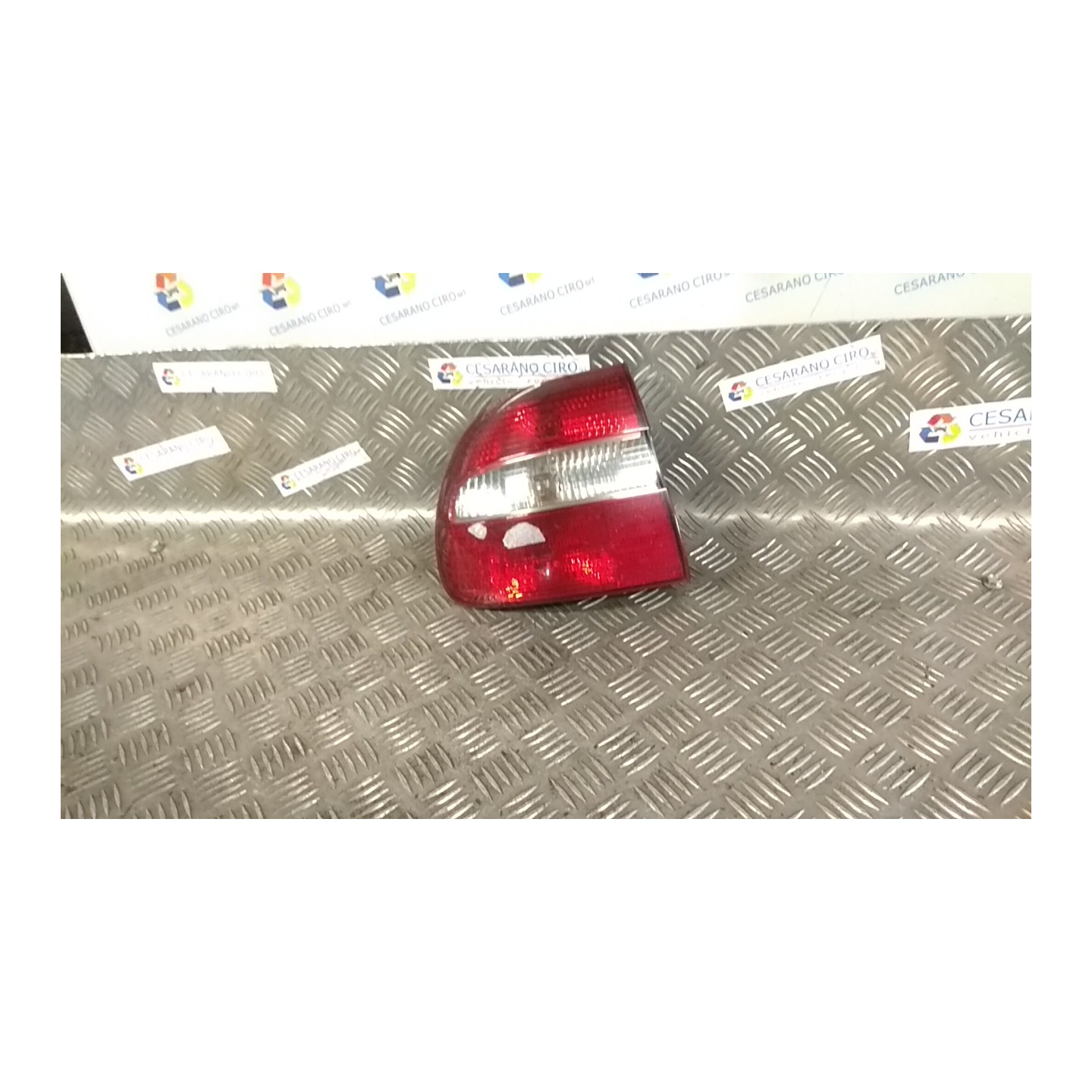 FANALE POST. PARTE EST. SX. 077 VOLVO V40 (04/00-03/04) D4192T3 30621887