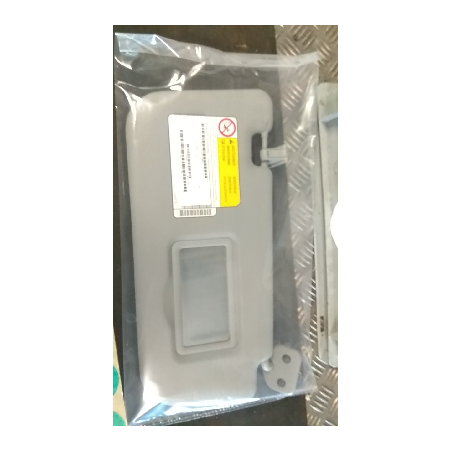 ALETTA PARASOLE PARABREZZA GRIGIO DX. 044 MITSUBISHI COLT 7A SERIE (06/04-12/09) 134910 MN164628HA