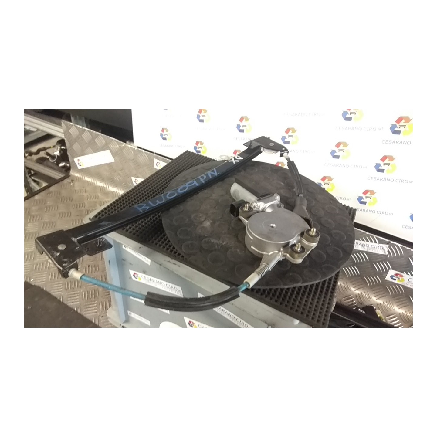 ALZACRISTALLO ELETTR. PORTA ANT. CON MOTORINO DX. 122 ALFA ROMEO 147 (W8) (08/00-01/06) AR32104 46751870