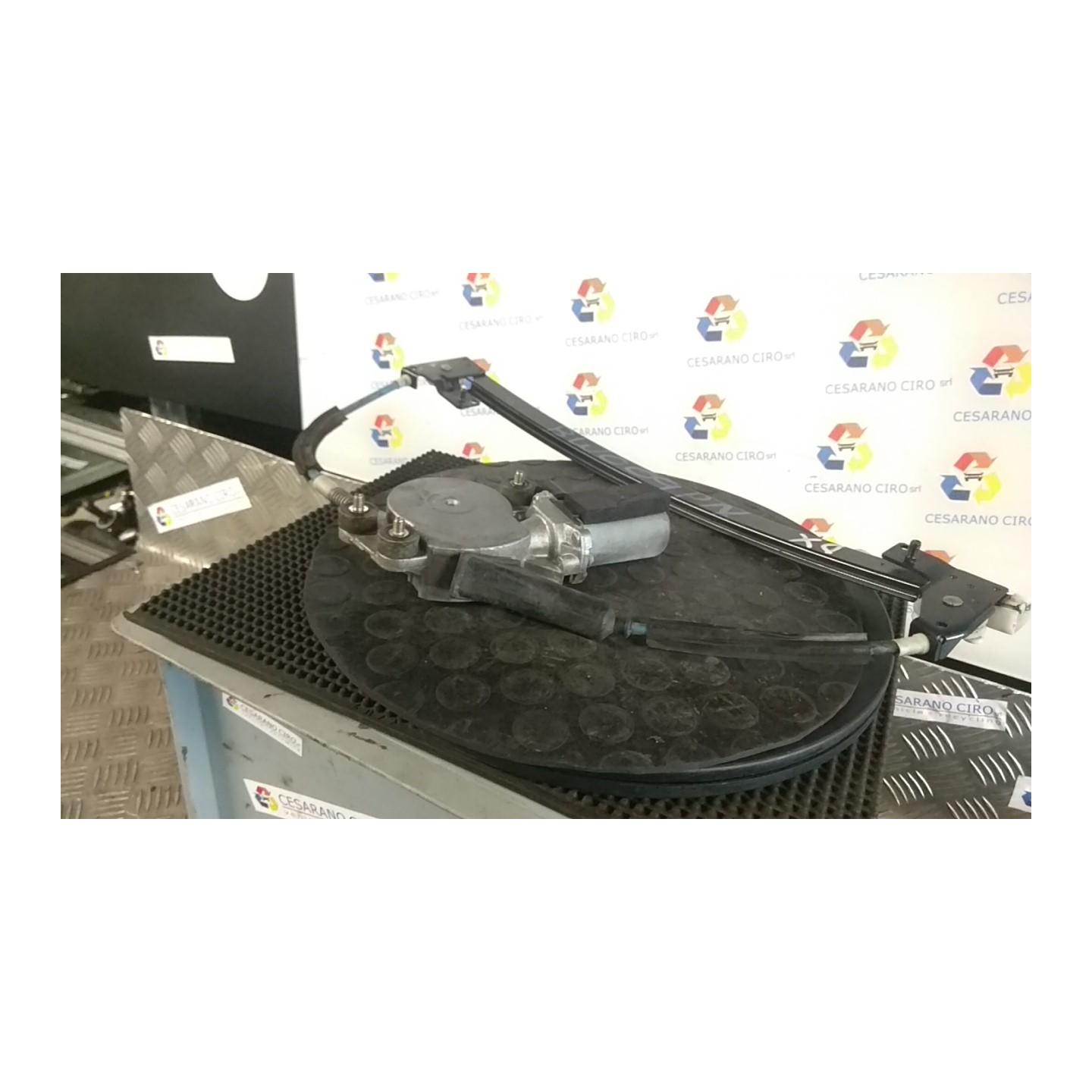 ALZACRISTALLO ELETTR. PORTA ANT. CON MOTORINO DX. 122 ALFA ROMEO 147 (W8) (08/00-01/06) AR32104 46751870
