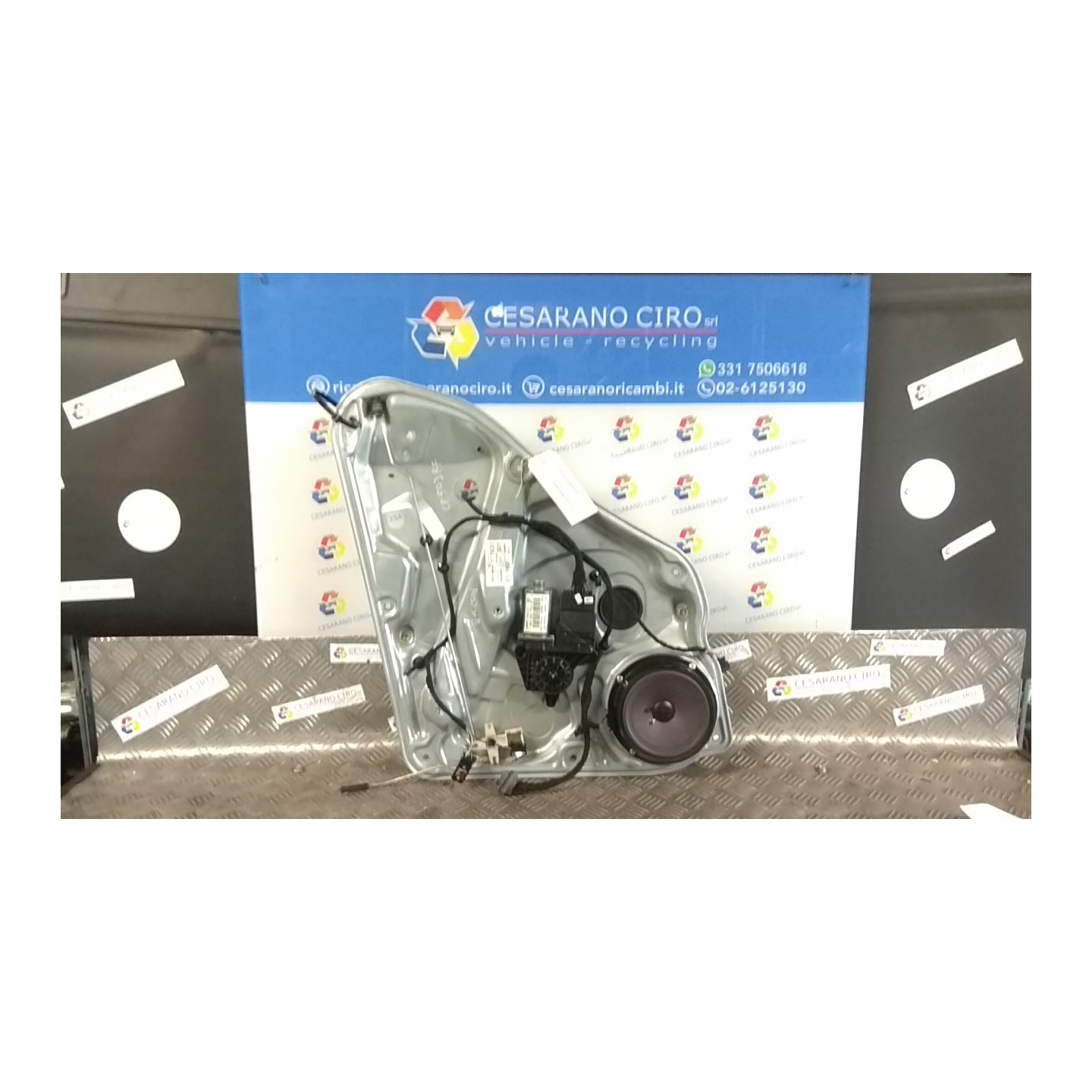 ALZACRISTALLO ELETTR. PORTA POST. DX. 003 VOLKSWAGEN PASSAT (3B) (10/00-03/06) AWX 3B9839462A