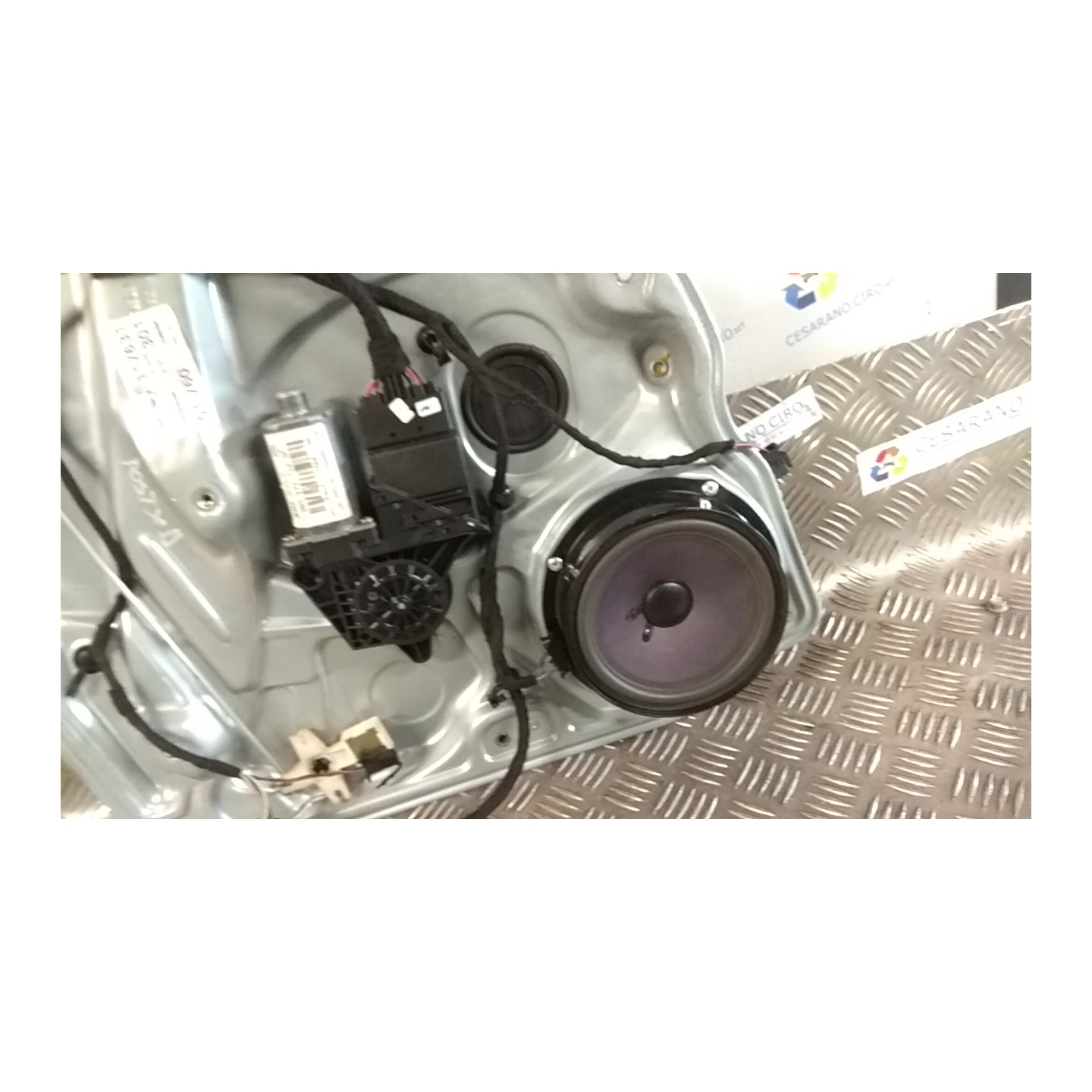 ALZACRISTALLO ELETTR. PORTA POST. DX. 003 VOLKSWAGEN PASSAT (3B) (10/00-03/06) AWX 3B9839462A