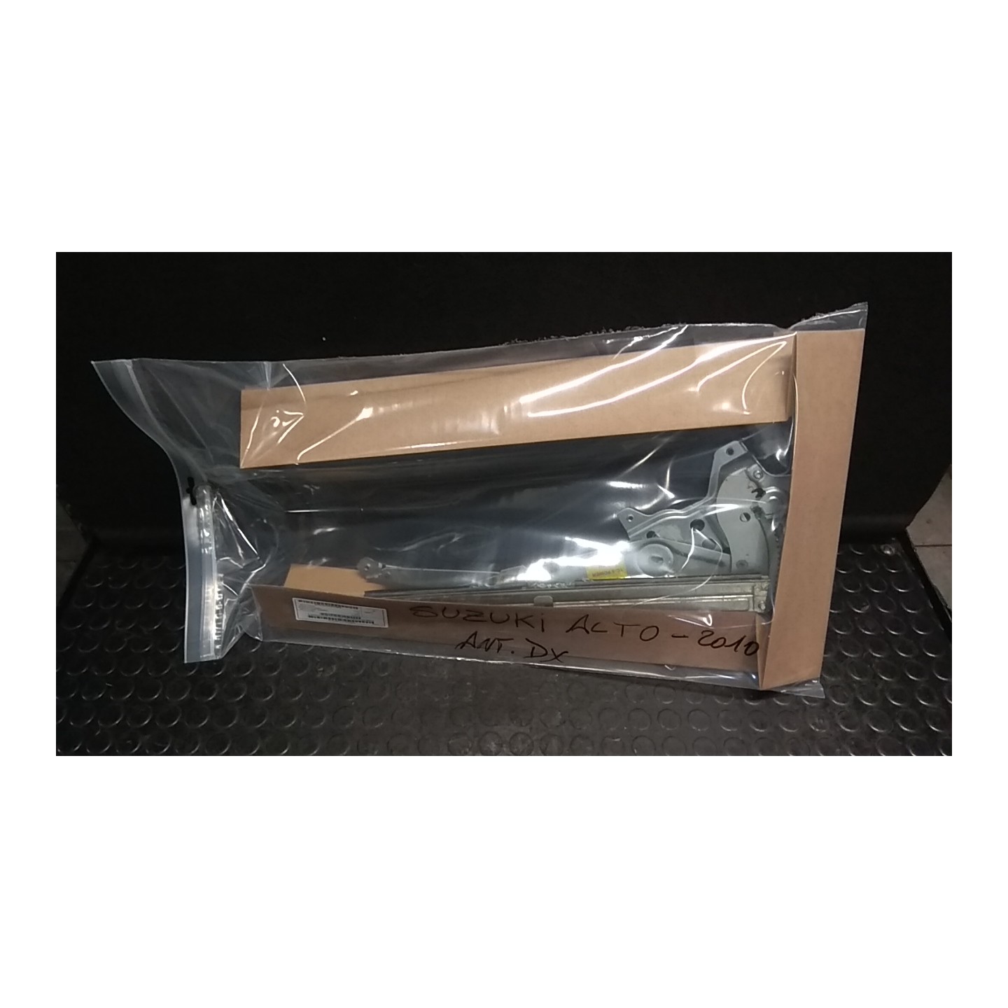 ALZACRISTALLO ELETTR. PORTA ANT. C/MOTORINO DX. 061 SUZUKI ALTO (03/09-) K10B 83401M68K10