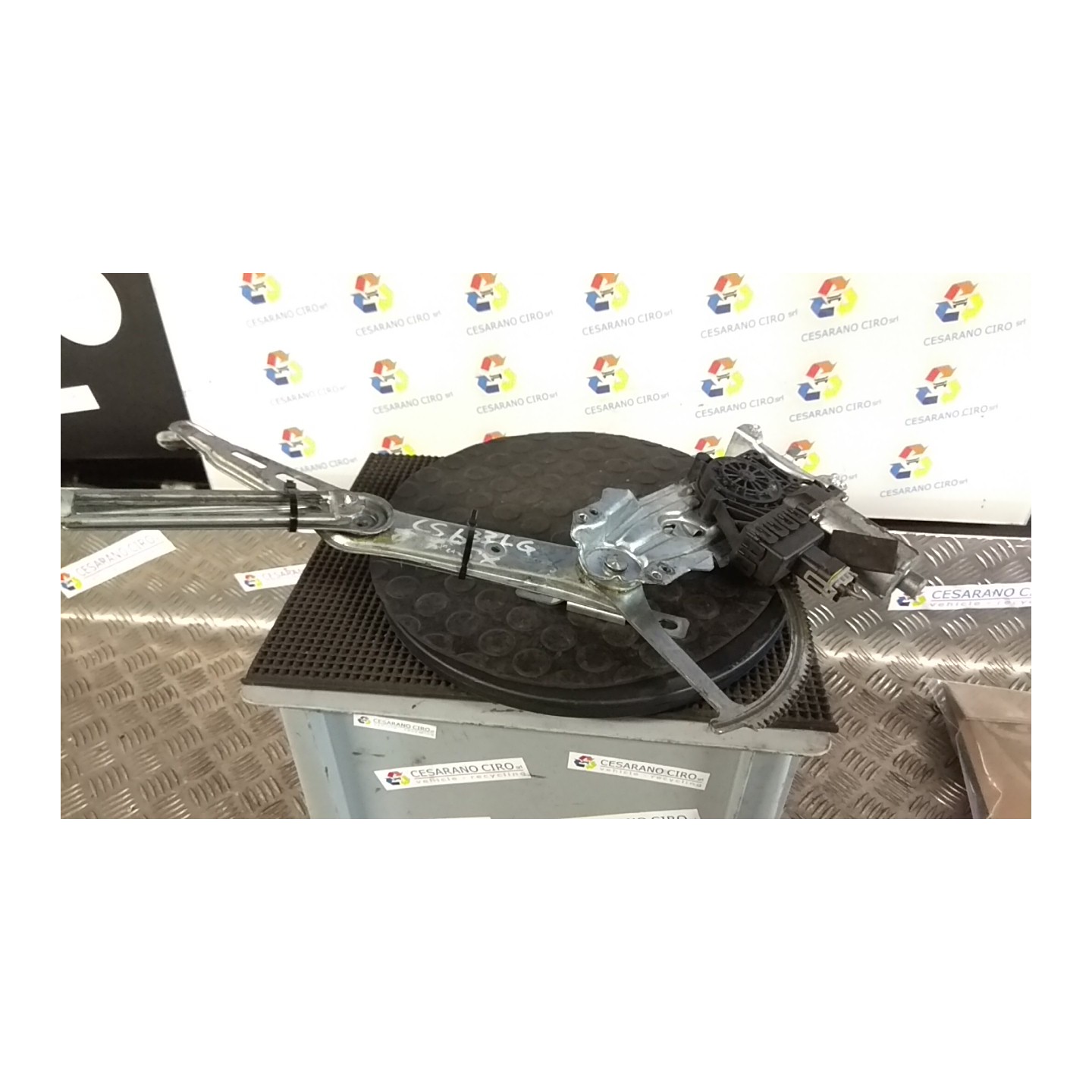 ALZACRISTALLO PORTA ANT. SX. 104 OPEL ZAFIRA (T98) (03/99-12/05) Z16XE 90579385