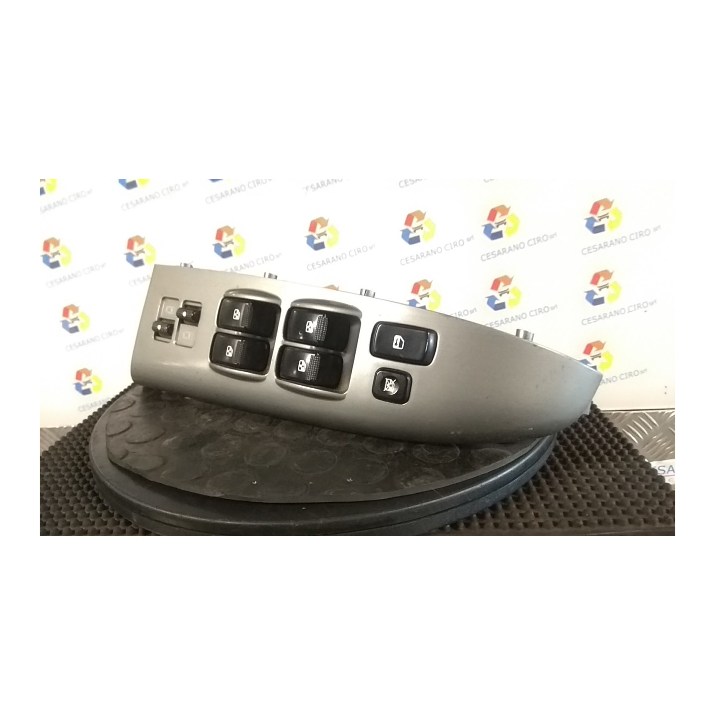 BLOCCO COMANDI ALZACRISTALLI 122 KIA CARNIVAL 2A SERIE (06/06-) J3 935704D001CS