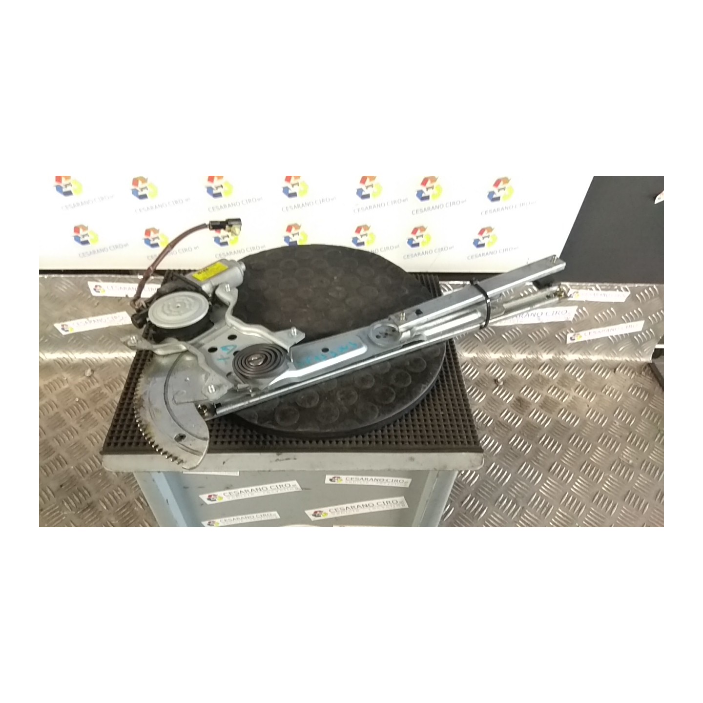 ALZACRISTALLO ELETTR. PORTA ANT. C/MOTORINO DX. 011 KIA CARENS 1A SERIE (07/02-02/08) S6D 0K2FA58560C