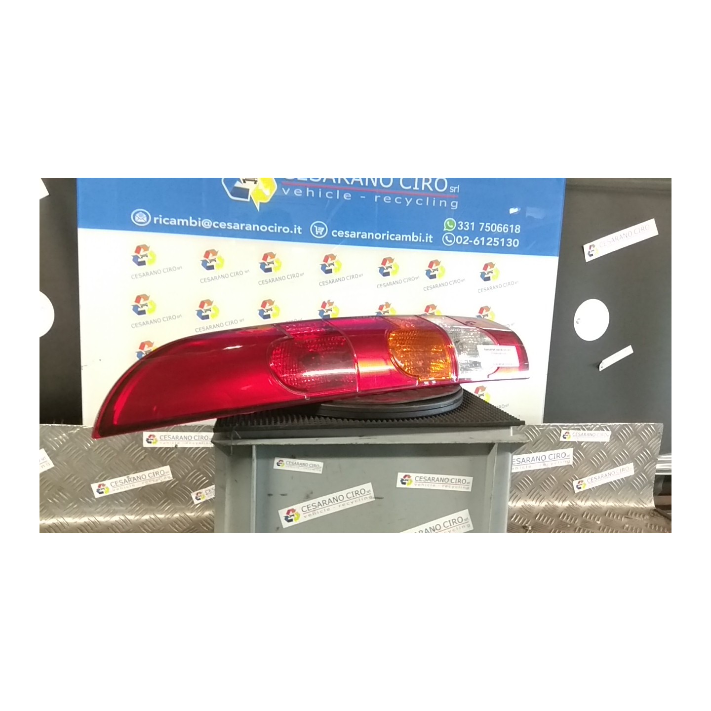 FANALE POST. P/PORTELLO POST. DX. 147 RENAULT KANGOO (04/03-03/09) D7FG7 8200150621