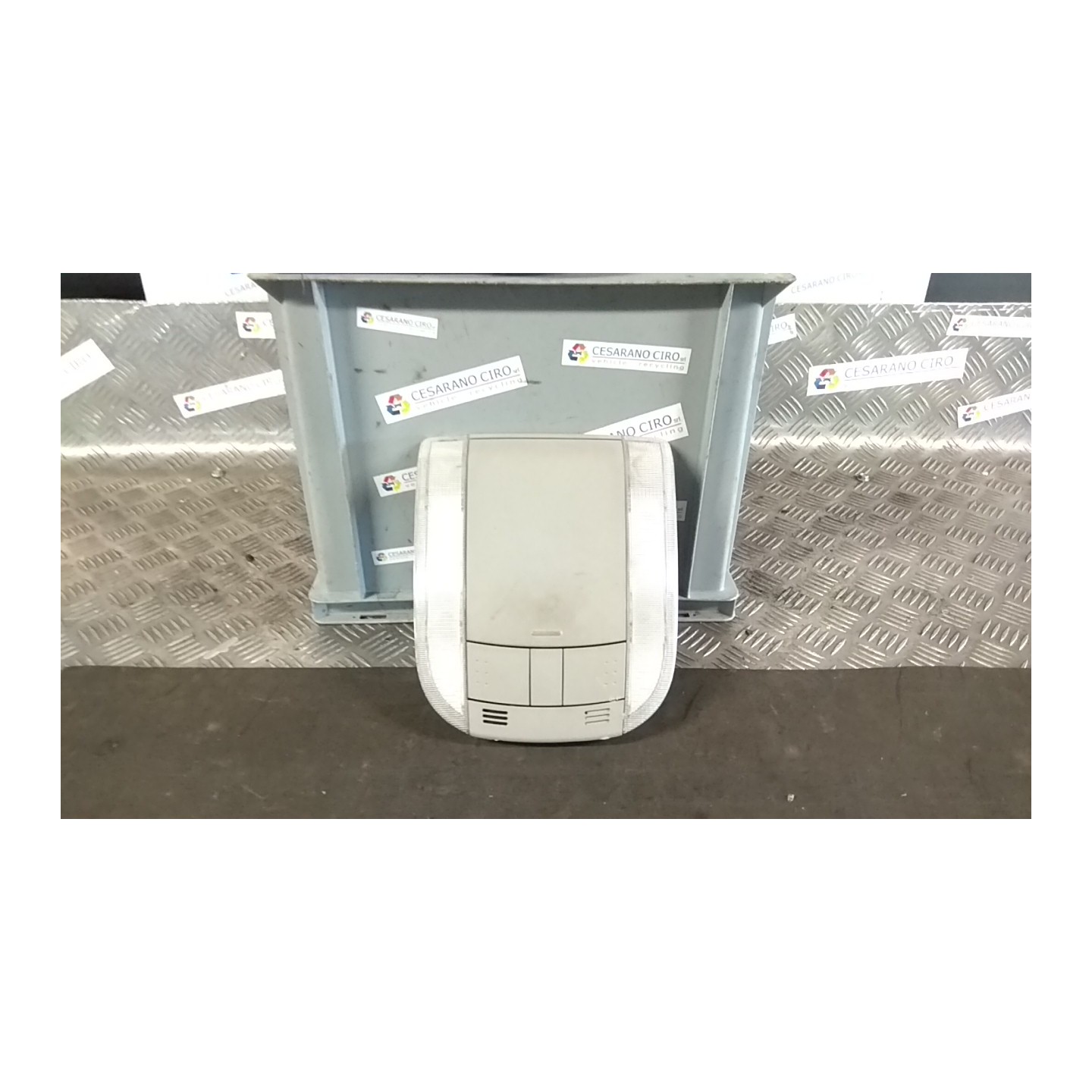 LUCE CORTESIA ANT. TETTO 011 TOYOTA AURIS (01/07-) 1ZRFE 8126012150B0