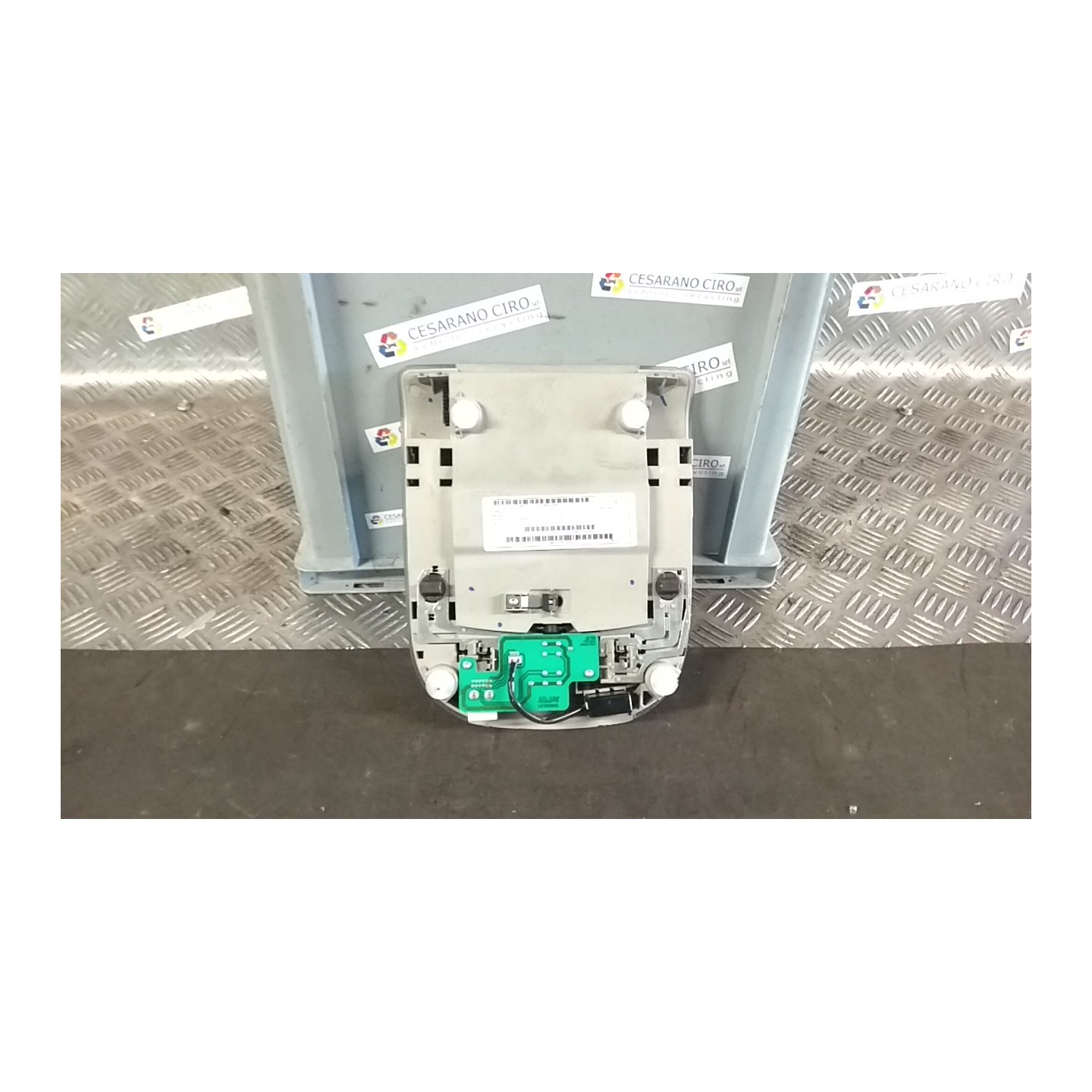 LUCE CORTESIA ANT. TETTO 011 TOYOTA AURIS (01/07-) 1ZRFE 8126012150B0