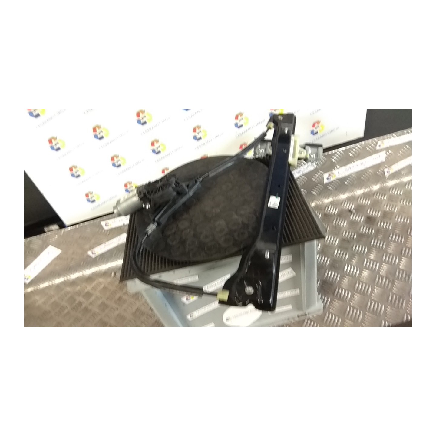 ALZACRISTALLO PORTA ANT. DX. 001 VOLKSWAGEN UP! (1S) (11/11-10/16) CPG 1S3837462A