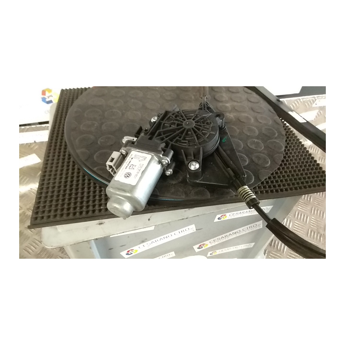 ALZACRISTALLO PORTA ANT. DX. 001 VOLKSWAGEN UP! (1S) (11/11-10/16) CPG 1S3837462A