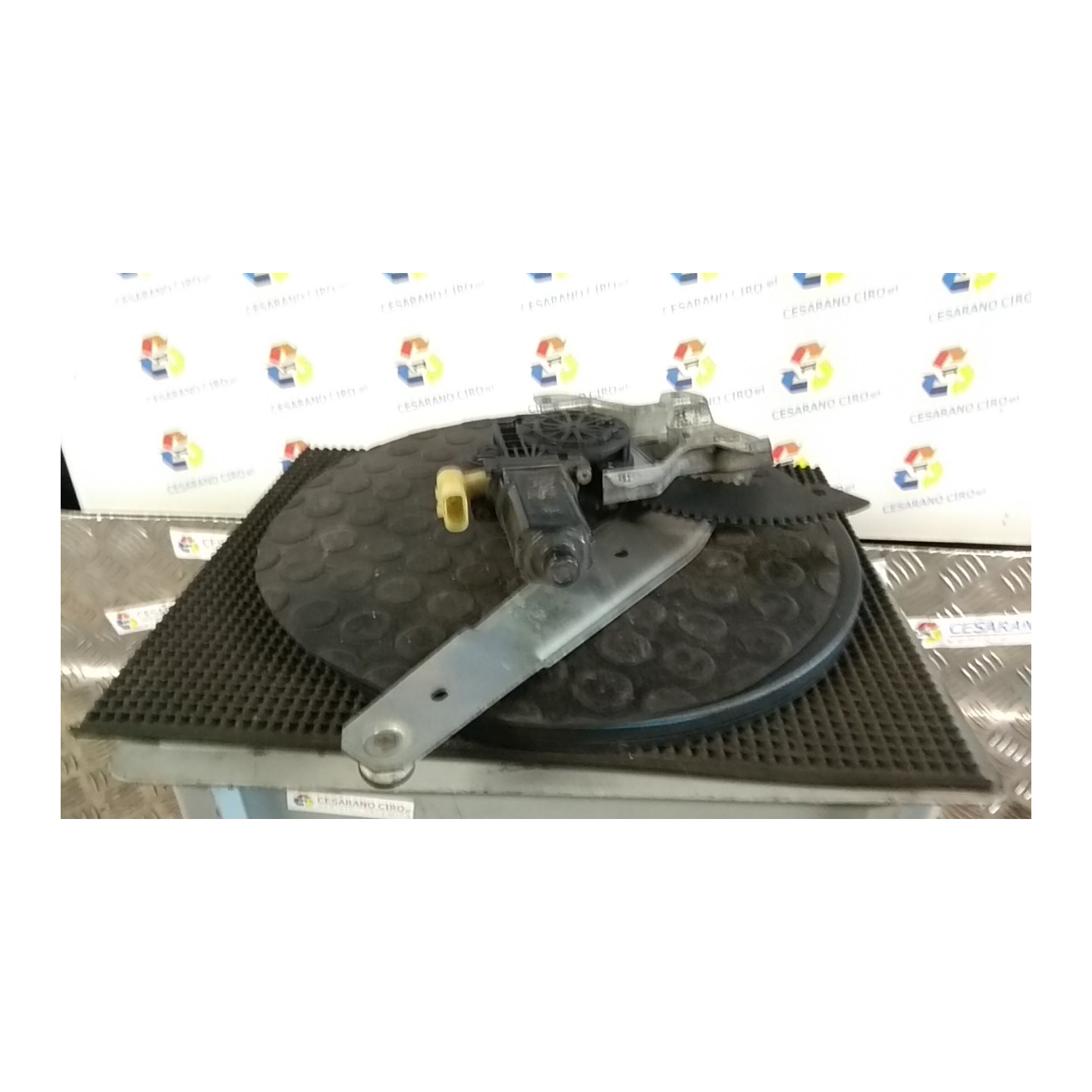 ALZACRISTALLO PORTA POST. ELETTRICO DX. 125 HYUNDAI GETZ (07/02-12/09) G4EA 834041C010