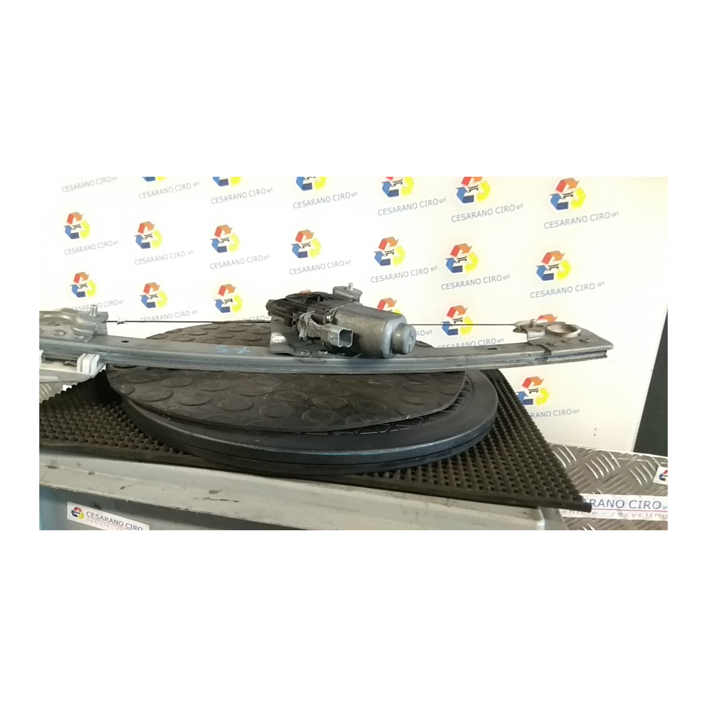ALZACRISTALLO ELETTR. PORTA ANT. C/MOTORINO SX. 039 TOYOTA AYGO 1A SERIE (04/05-10/14) 1KRFE 698200H020