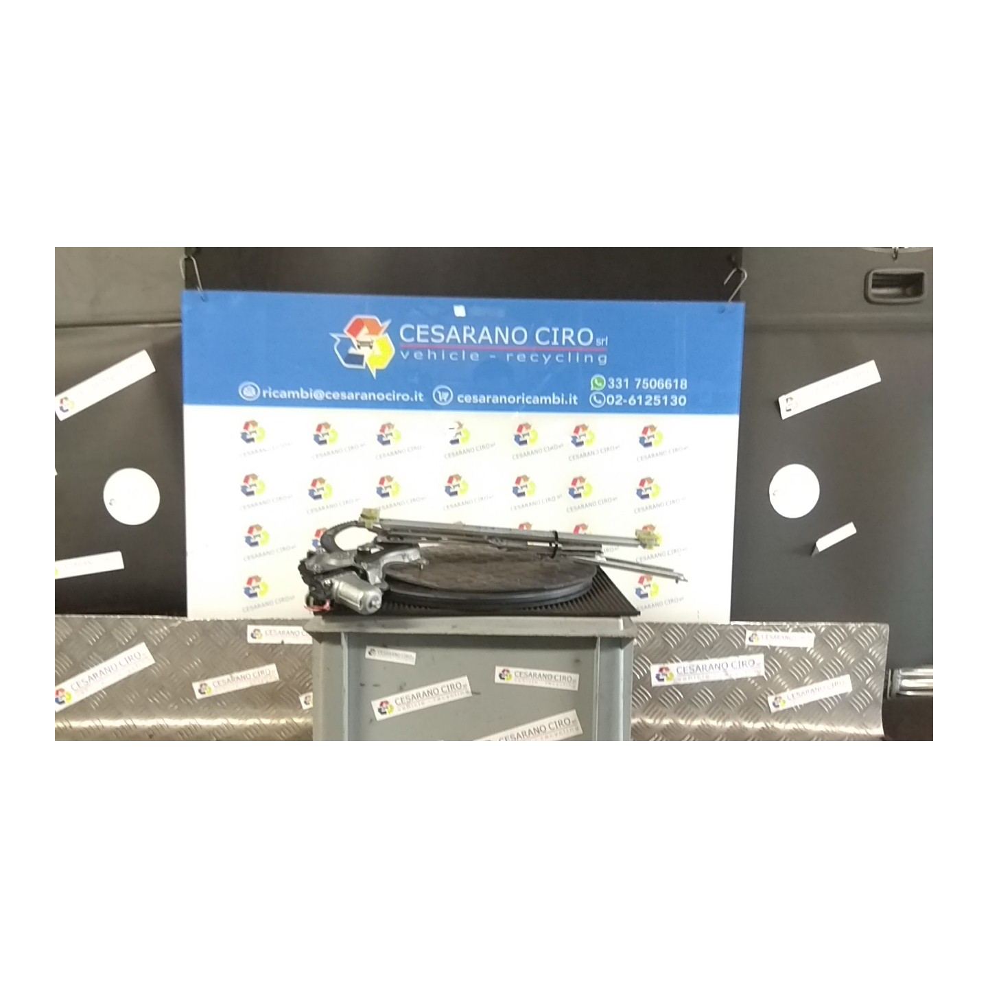 ALZACRISTALLO ELETTR. PORTA ANT. DX. 098 HYUNDAI I20 (01/09-) D4FB 824041J010