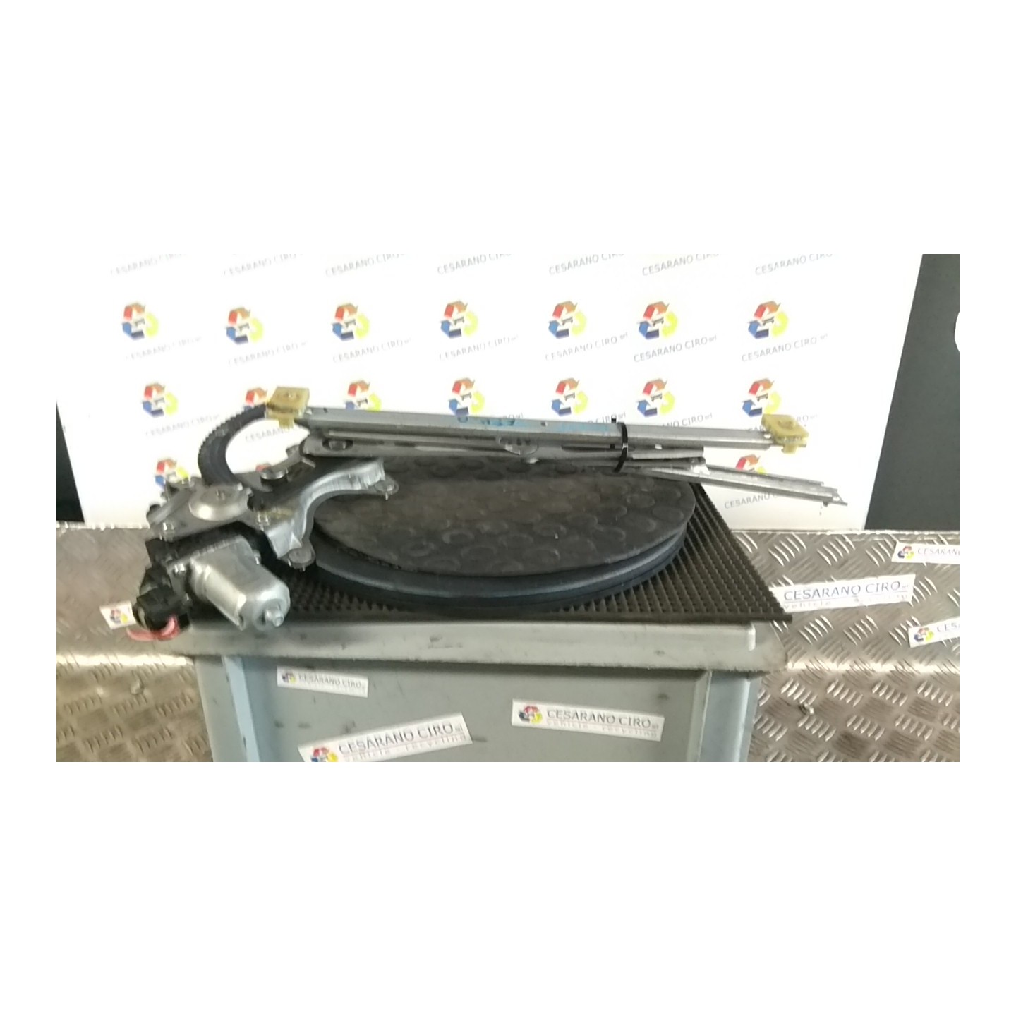 ALZACRISTALLO ELETTR. PORTA ANT. DX. 098 HYUNDAI I20 (01/09-) D4FB 824041J010