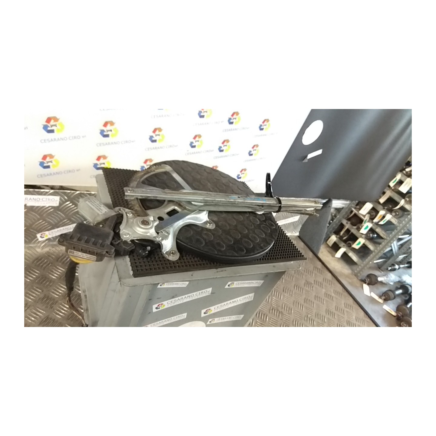 ALZACRISTALLO ELETTR. PORTA POST. SOL C/MOTORINO SX. 026 TOYOTA COROLLA VERSO (03/04-12/09) 3ZZFE 698400F020