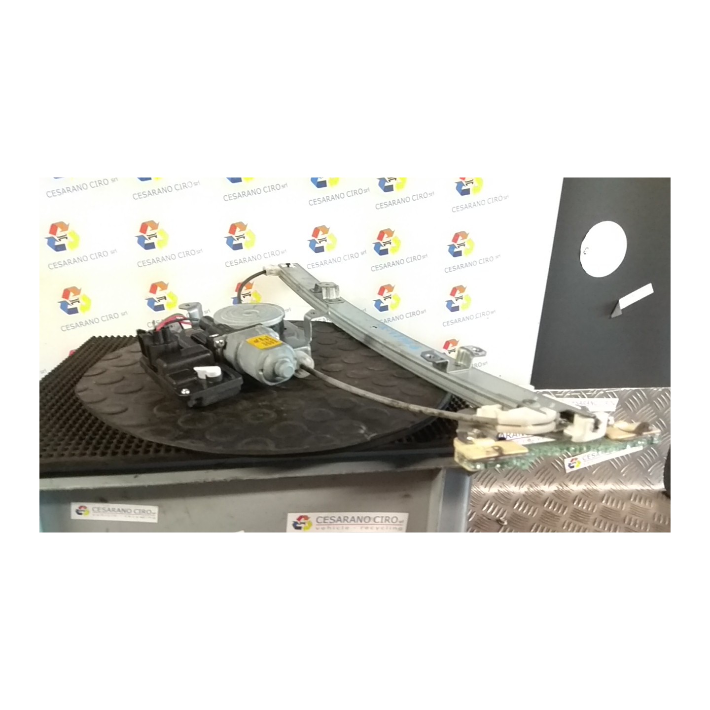 ALZACRISTALLO ELETTR. PORTA POST. SX. 109 RENAULT KOLEOS (05/08-) M9RG8 827214390R