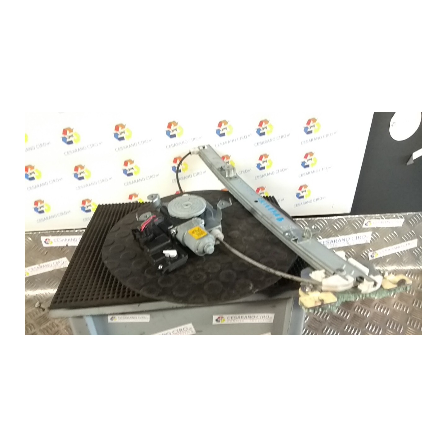 ALZACRISTALLO ELETTR. PORTA POST. SX. 109 RENAULT KOLEOS (05/08-) M9RG8 827214390R