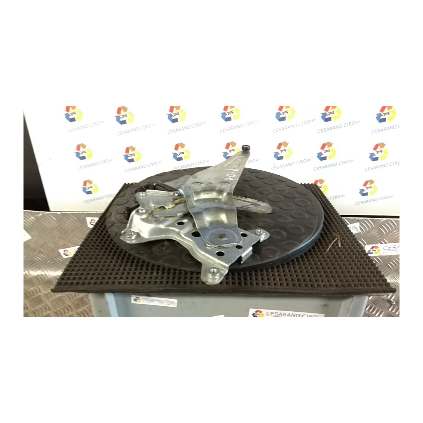 ALZACRISTALLO PORTA POST. DX. 004 SUZUKI SWIFT (04/05-02/11) M13A 8351062J00000