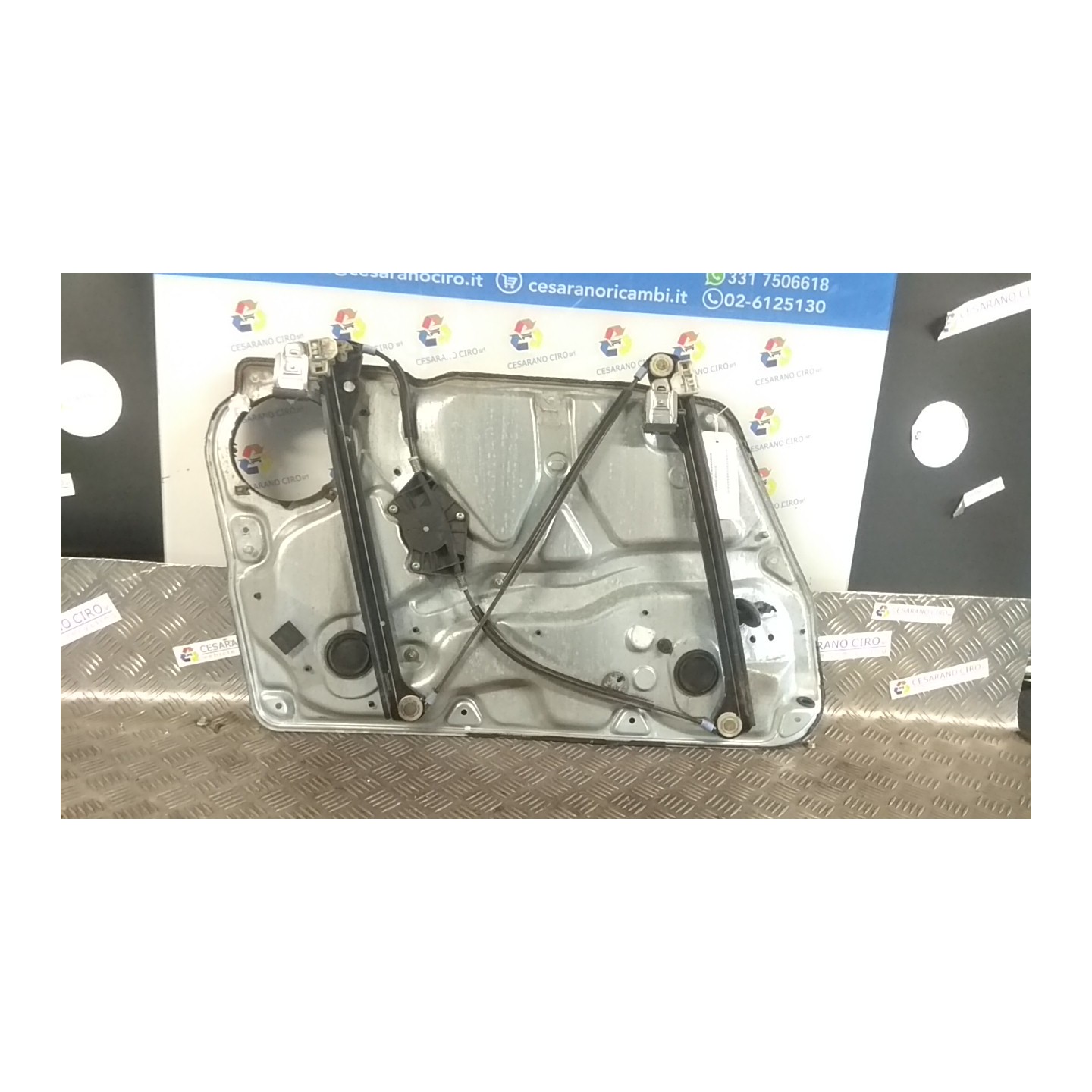 ALZACRISTALLO ELETTR. PORTA ANT. DX. 079 VOLKSWAGEN PASSAT (3B) (10/00-03/06) AWX 3B1837462