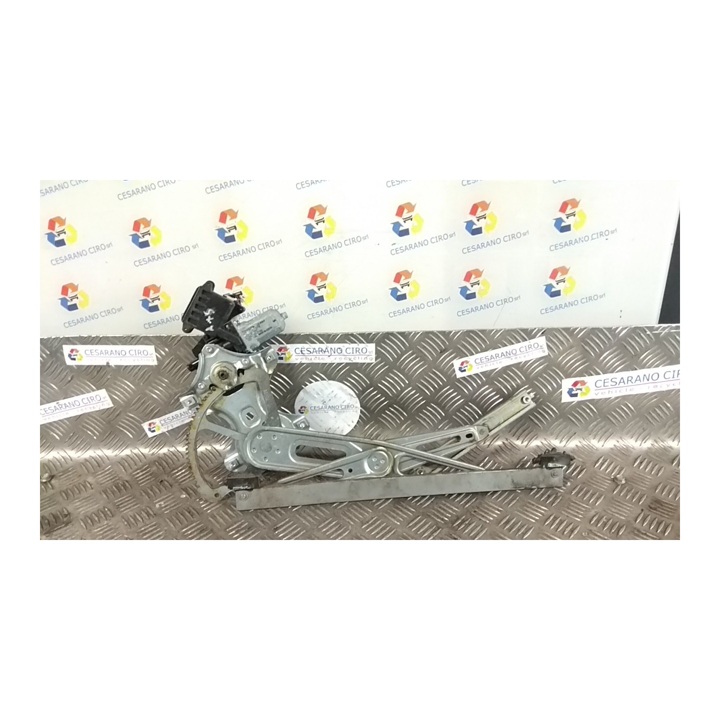 ALZACRISTALLO ELETTR. PORTA ANT. C/MOTORINO SX. 045 TOYOTA YARIS (11/05-02/12) 1NRFE 698200D041