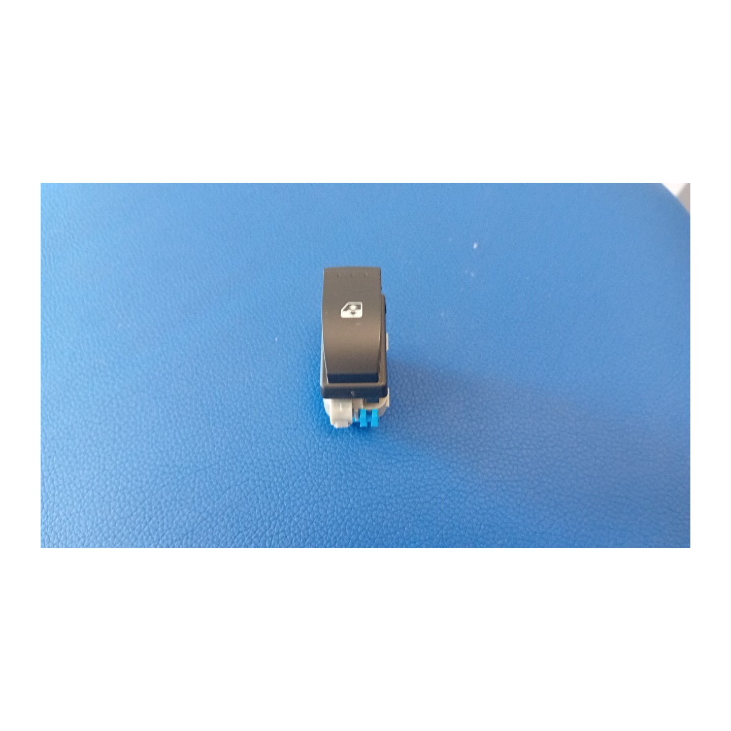INTERRUTTORE ALZACRISTALLI PORTA ANT DX. 109 RENAULT KANGOO (01/08-05/13)  8200476809