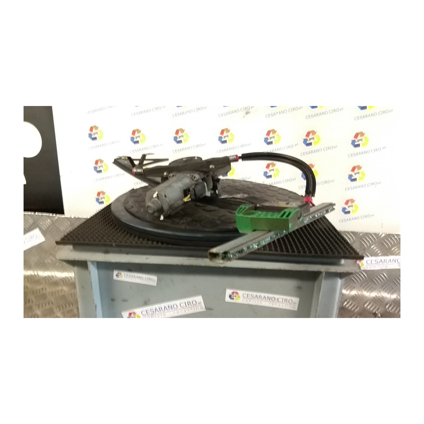 ALZACRISTALLO ELETTR. PORTA ANT. C/MOTORINO DX. 128 FORD KA (CCQ) (11/96-10/08) A9A 1138071