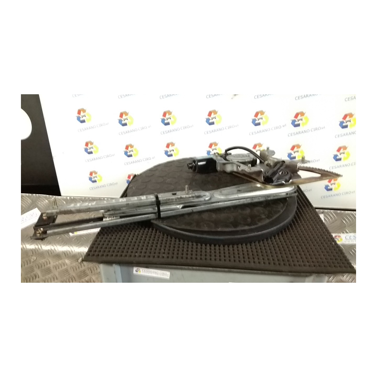 ALZACRISTALLO ELETTR. PORTA POST. SX. 084 KIA SORENTO 1A SERIE (07/02-12/06 D4CB 834033E000