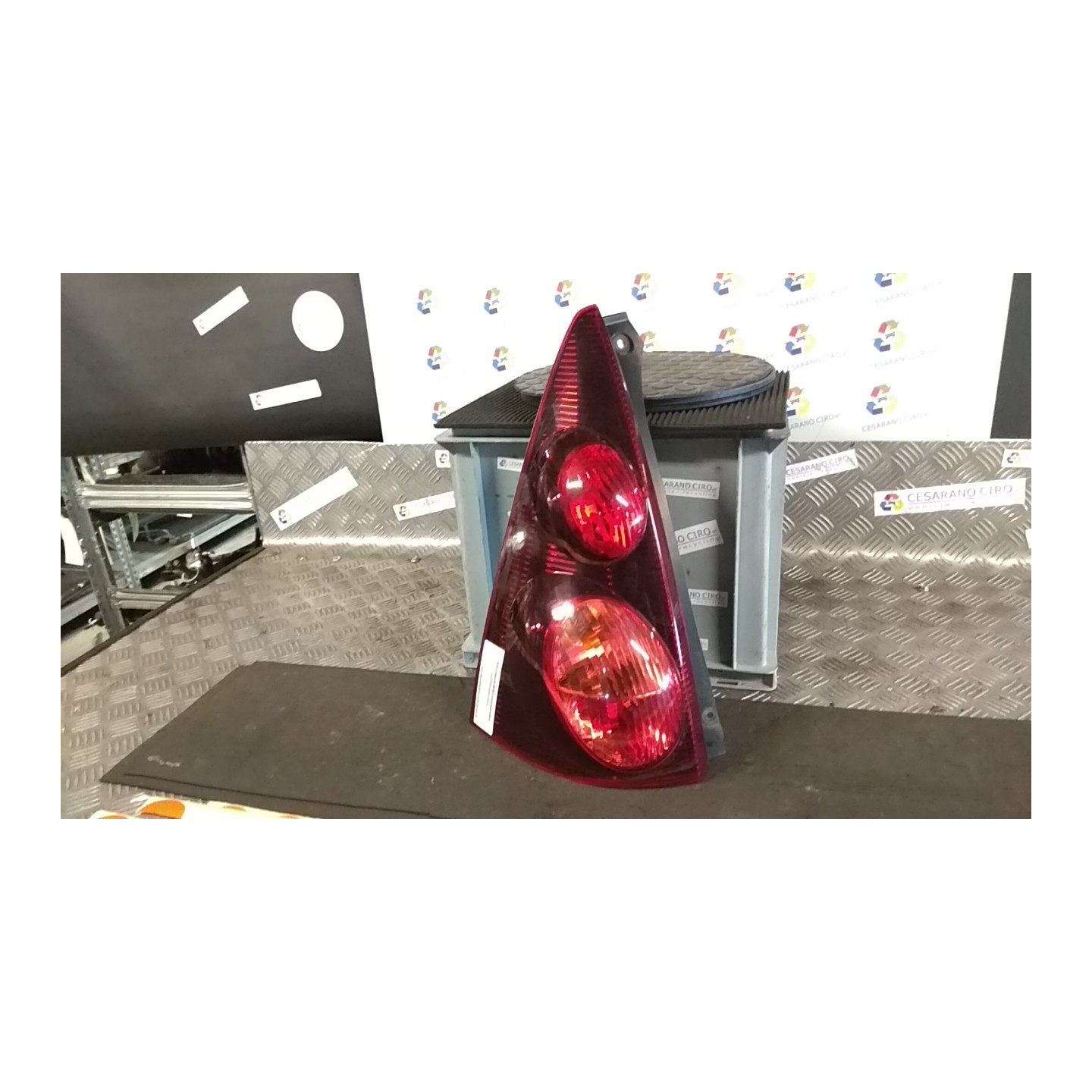 FANALE POST. SX. 037 PEUGEOT 107 (06/05-) 1KR 1607990580