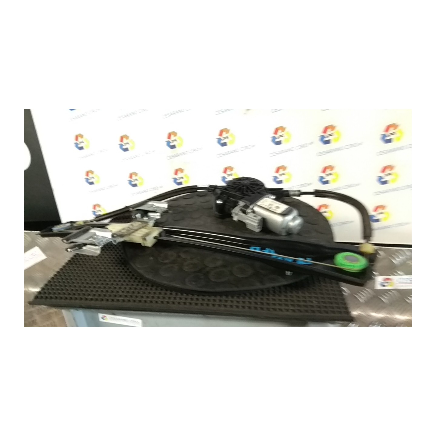 ALZACRISTALLO PORTA ANT. DX. 003 VOLKSWAGEN UP! (1S) (11/11-10/16) CPG 1S3837462A