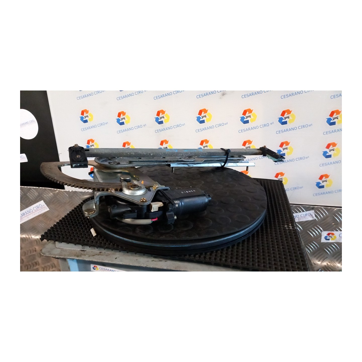 ALZACRISTALLO ELETTR. PORTA POST. DX. 075 KIA SORENTO 1A SERIE (07/02-12/06 D4CB 834043E000