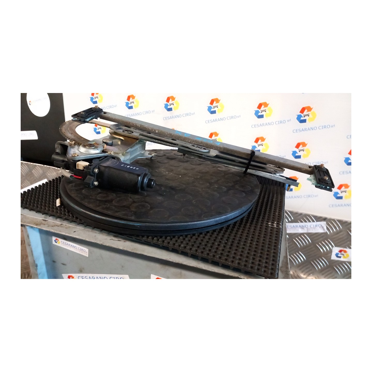 ALZACRISTALLO ELETTR. PORTA POST. DX. 075 KIA SORENTO 1A SERIE (07/02-12/06 D4CB 834043E000