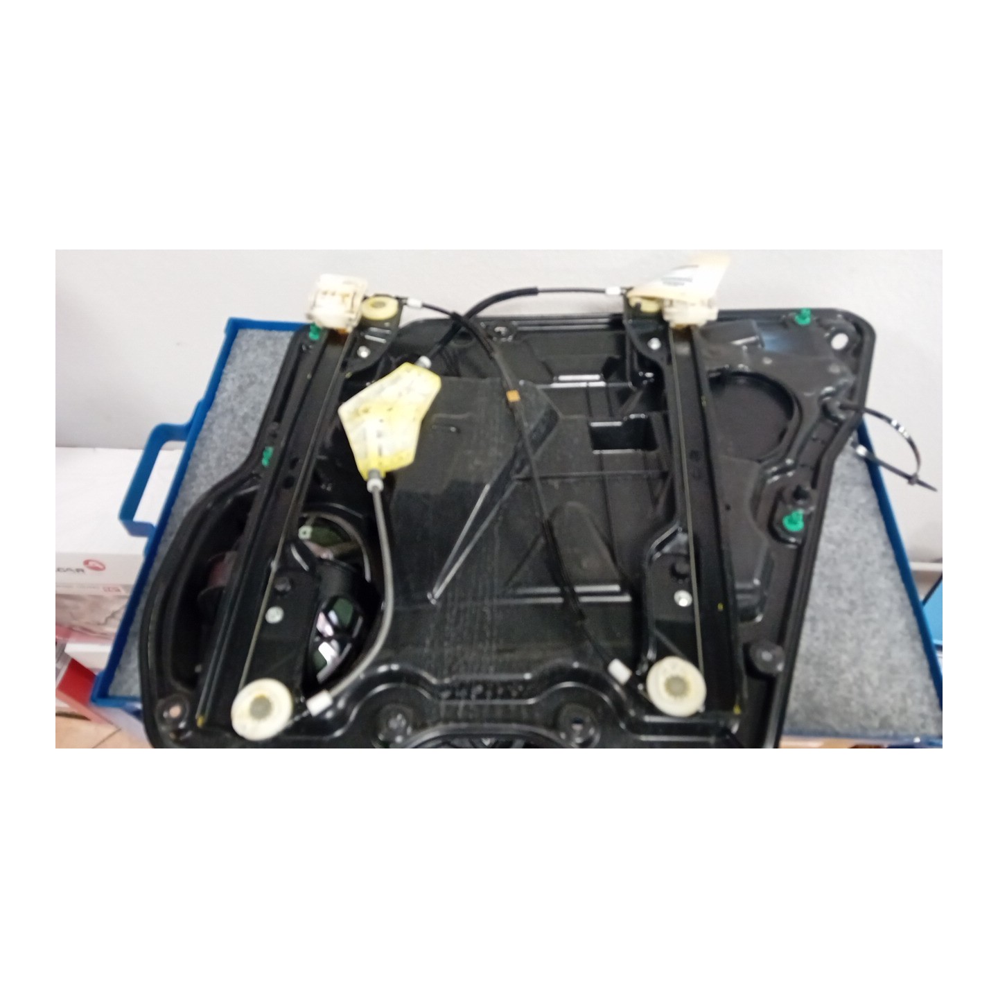 ALZACRISTALLO ELETTR. PORTA POST. SX. 144 FIAT FREEMONT (24) (04/11-) 939B5000 K68043739AA