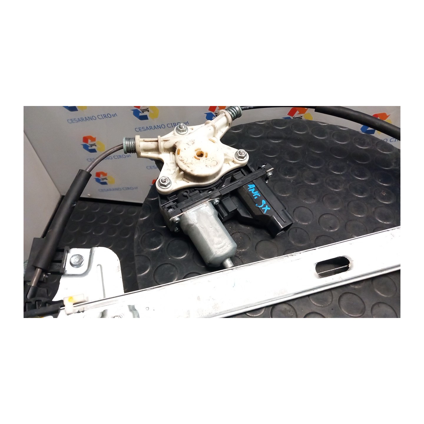 ALZACRISTALLO ELETTR. PORTA ANT. C/MOTORINO SX. 014 KIA RIO 3A SERIE (01/15-10/17) G4LA 824011W020