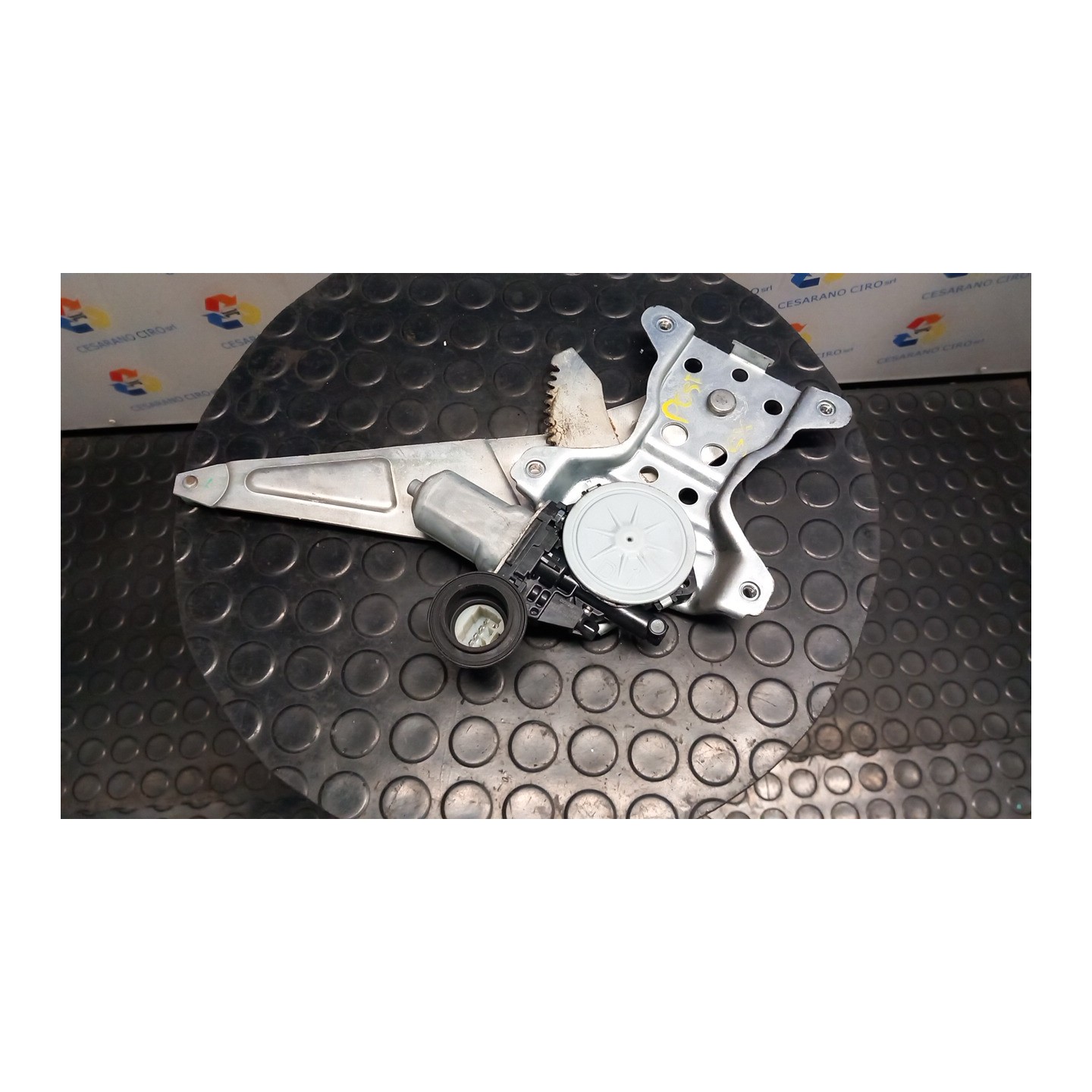 ALZACRISTALLO ELETTR. PORTA POST. SX. 108 DAIHATSU MATERIA (12/06-) K3 69804B1050