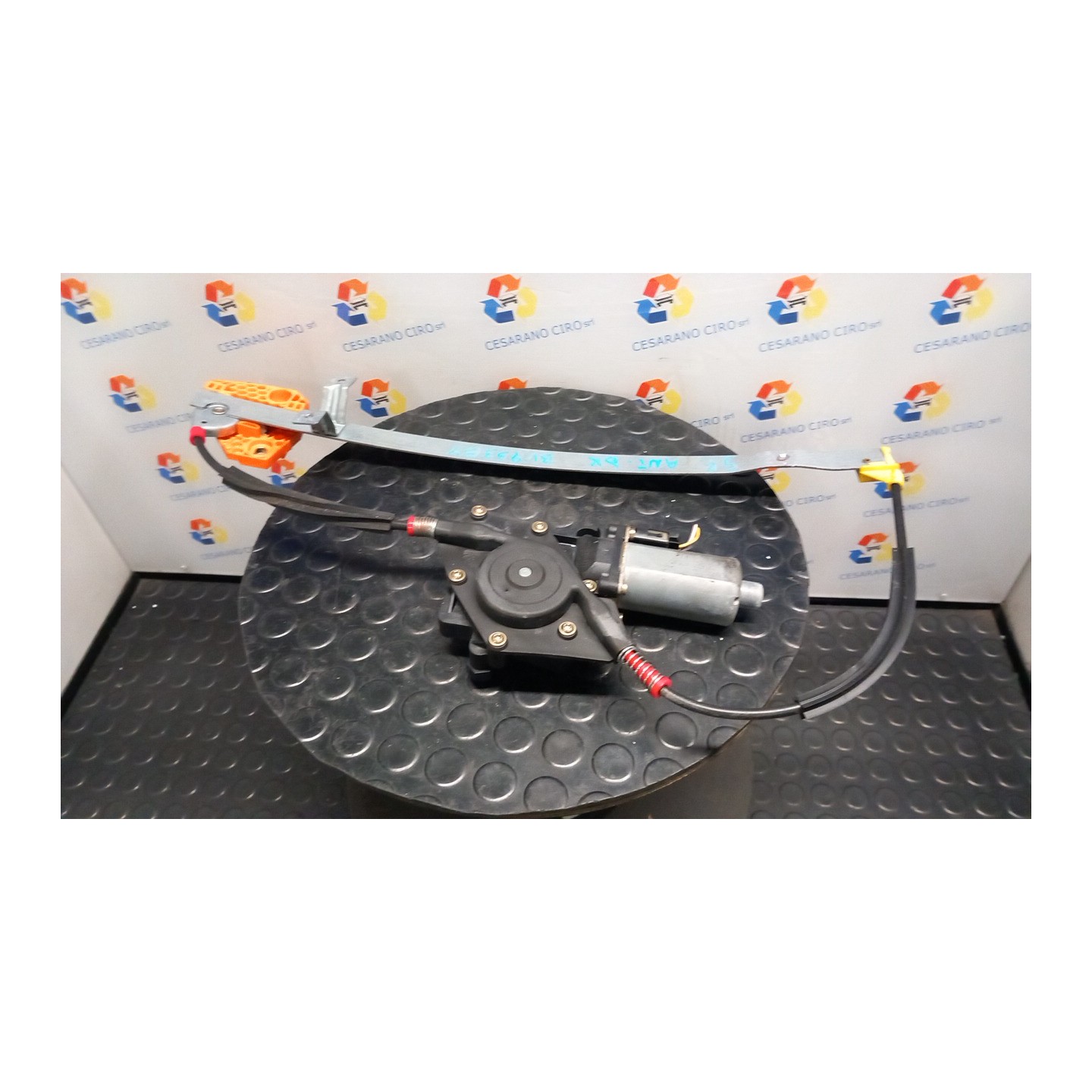 ALZACRISTALLO PORTA ANT. DX. 058 FORD FIESTA (DX) (09/99-02/02) DHF 1074290