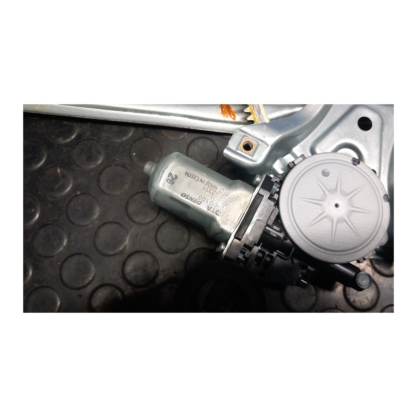 ALZACRISTALLO ELETTR. PORTA POST. CON MOTORINO SX. 119 TOYOTA YARIS (03/17-02/21) 1KR 698400D220