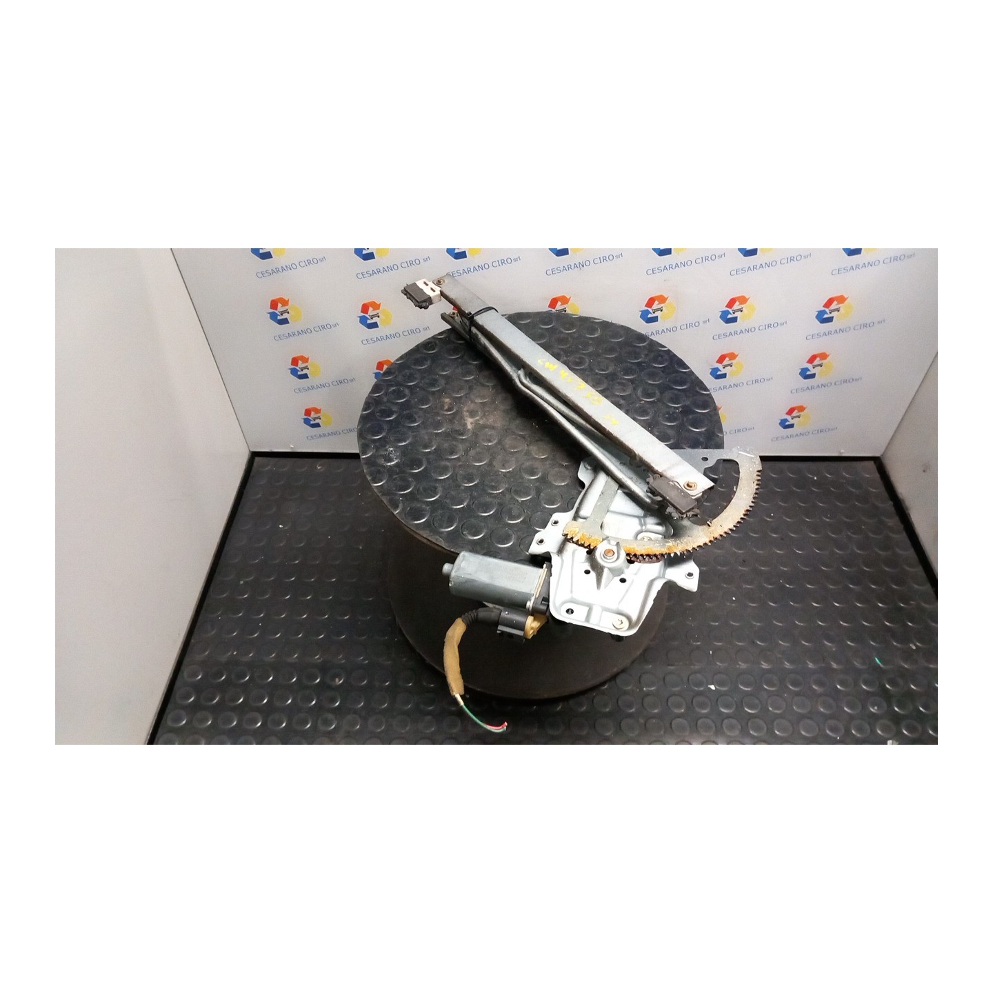 ALZACRISTALLO PORTA ANT. ELETTRICO SX. 057 TOYOTA YARIS (10/01-11/05)     (FRP) 1SZFE 698200D010