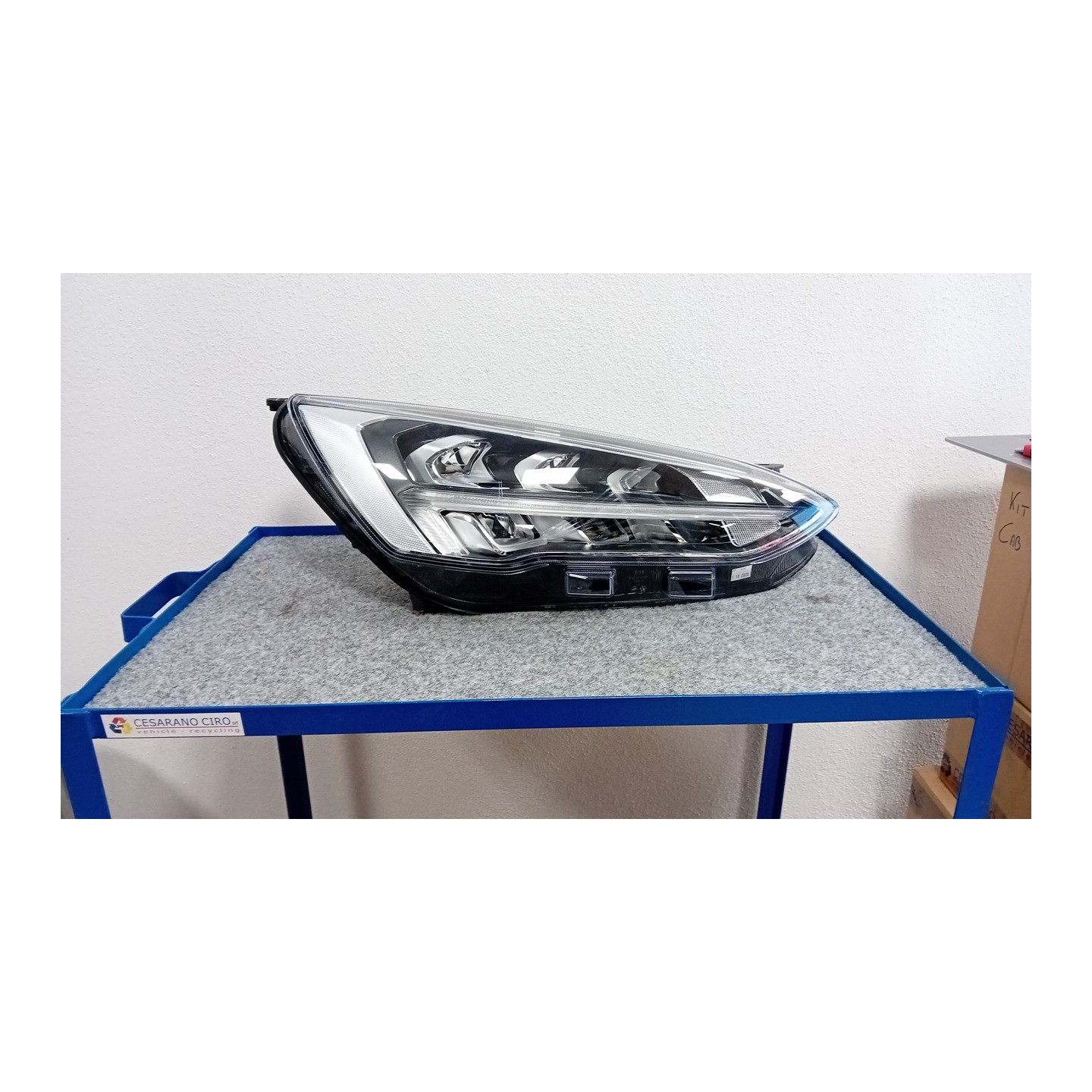 PROIETTORE LED C/CORNICE IN ALLUMINI DX. 054 FORD FOCUS (CGE) (04/18-)  2305740