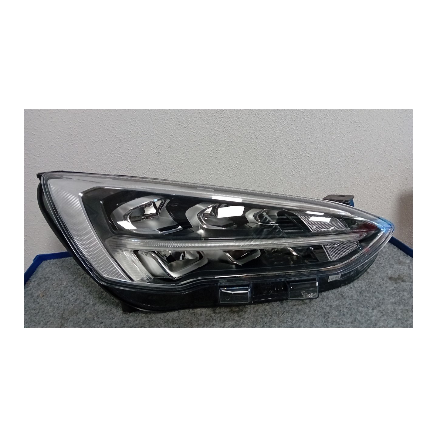 PROIETTORE LED C/CORNICE IN ALLUMINI DX. 054 FORD FOCUS (CGE) (04/18-)  2305740
