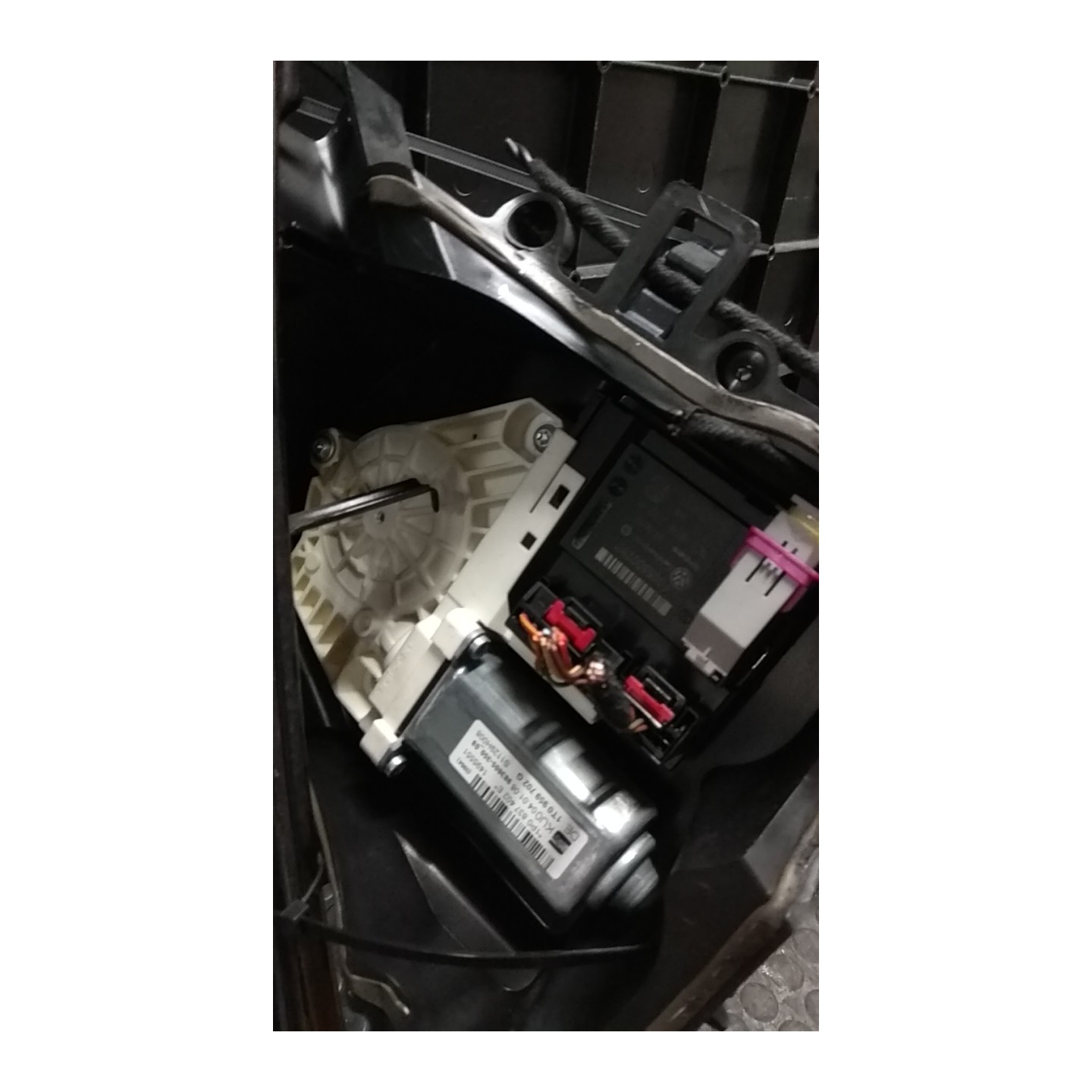 ALZACRISTALLO ELETTR. PORTA ANT. DX. 101 SEAT LEON (1P) (06/05-02/13) BMN 1P0837462A