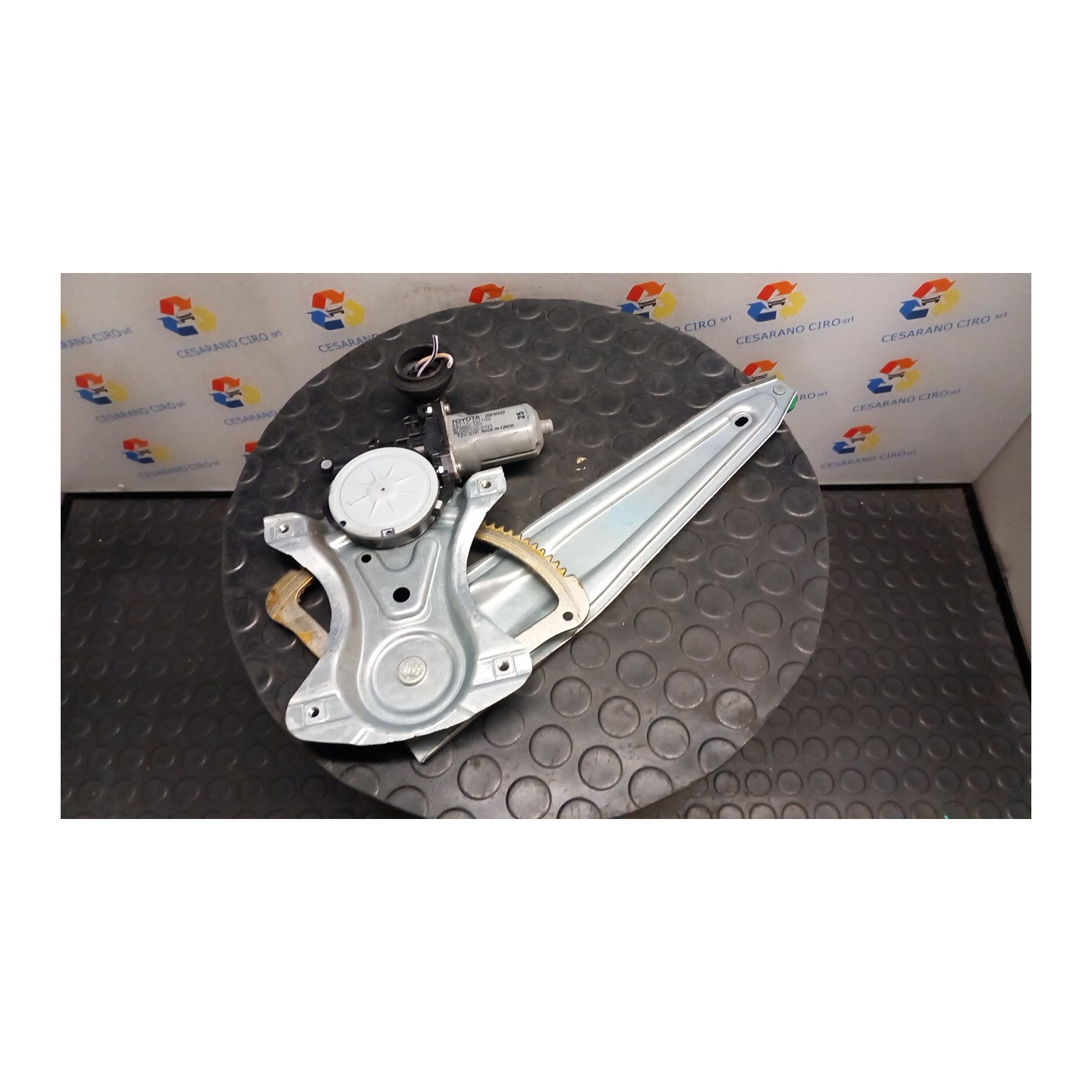 ALZACRISTALLO ELETTR. PORTA POST. C/MOTORINO SX. 064 TOYOTA YARIS (09/11-02/15) 1NZFXE 698400D220
