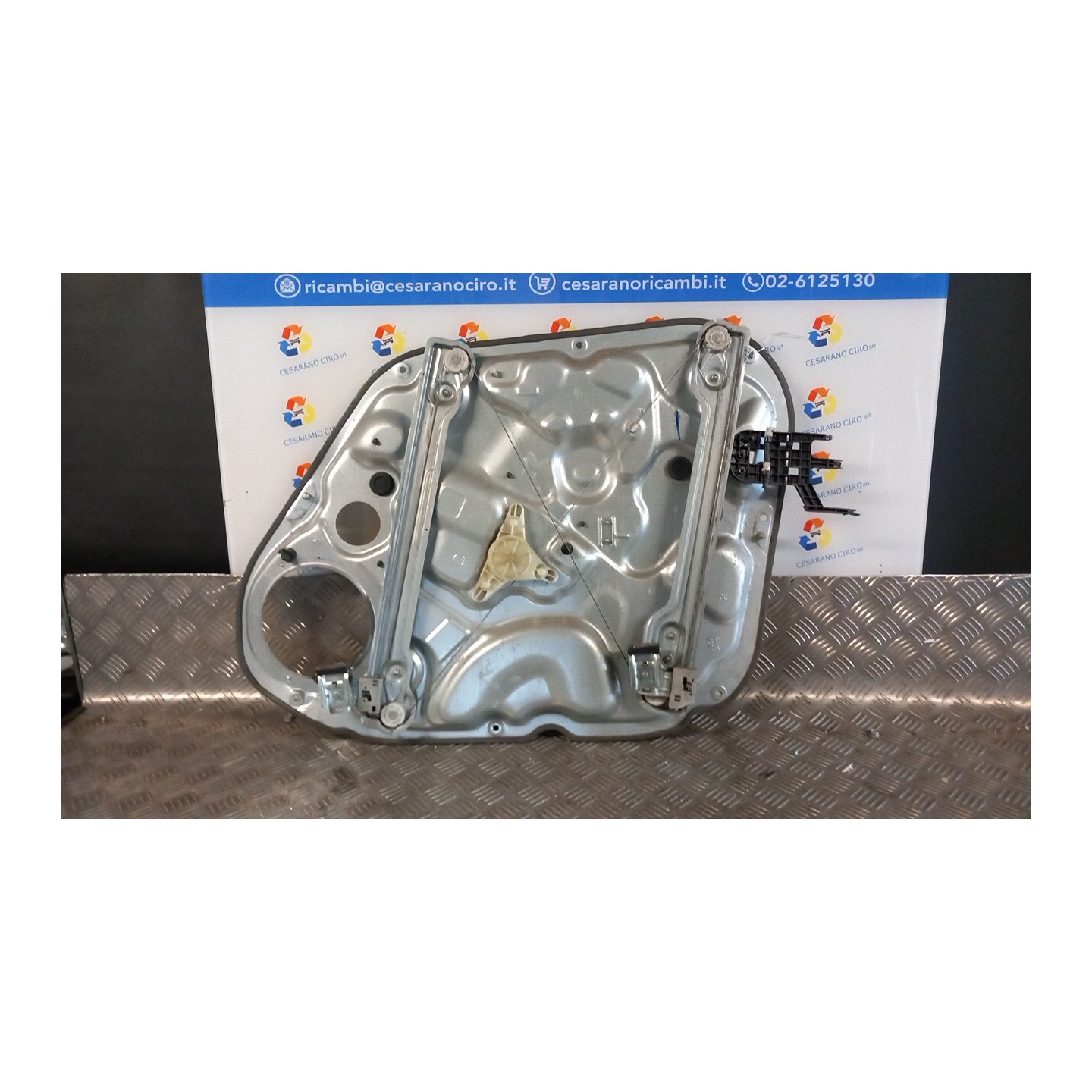 ALZACRISTALLO ELETTR. PORTA ANT. DX. 094 HYUNDAI IX20 (10/10-) D4FC 824811K000