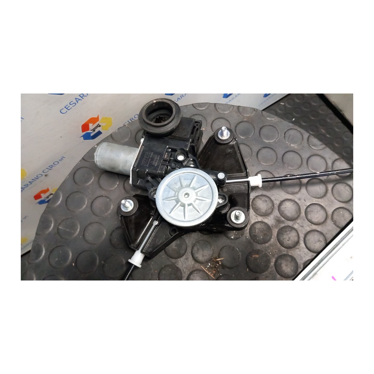 ALZACRISTALLO PORTA POST. SX. 038 TOYOTA YARIS CROSS (05/21-) M15A 698400D450