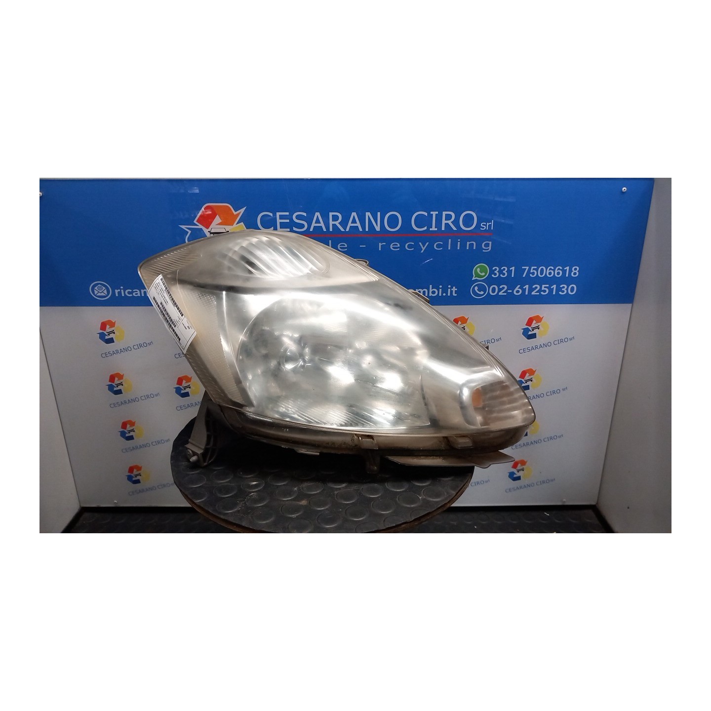 PROIETTORE DX. 082 DAIHATSU SIRION 2A SERIE (01/05-) 1KR 8113097421