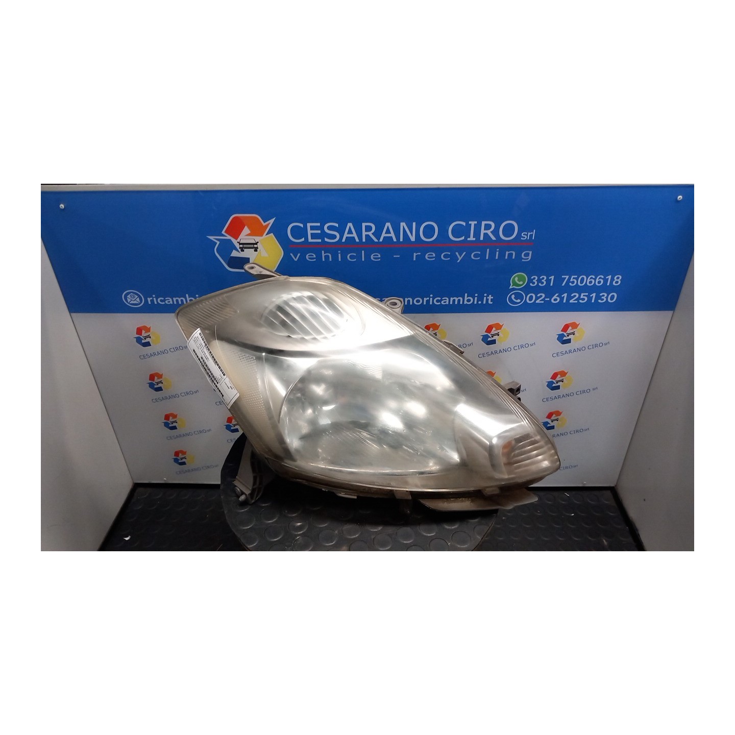 PROIETTORE DX. 082 DAIHATSU SIRION 2A SERIE (01/05-) 1KR 8113097421