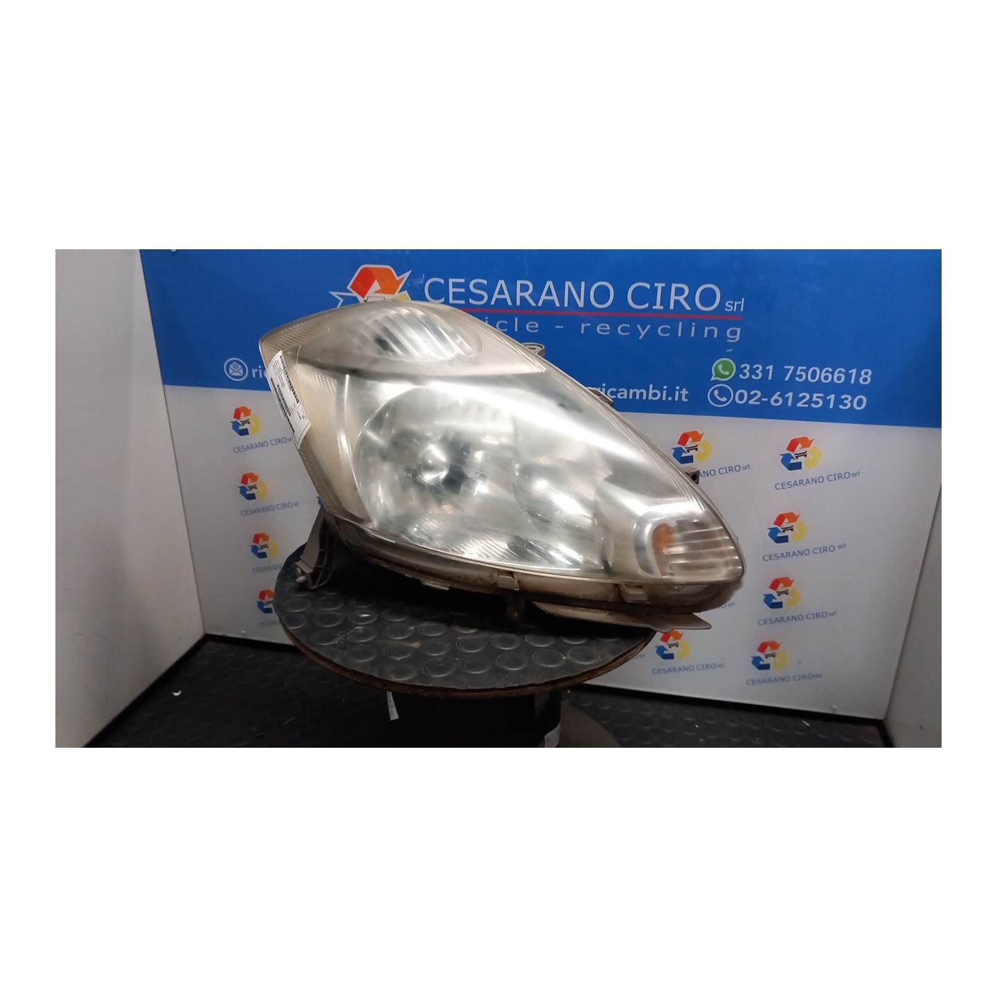 PROIETTORE DX. 082 DAIHATSU SIRION 2A SERIE (01/05-) 1KR 8113097421