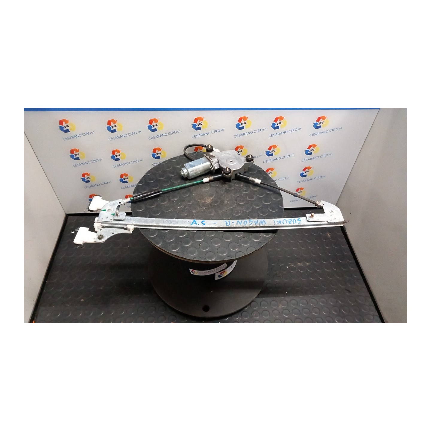 ALZACRISTALLO ELETTR. PORTA ANT. SX. 005 SUZUKI WAGON R+ (05/00-06/06) G13BB 8340283E11000